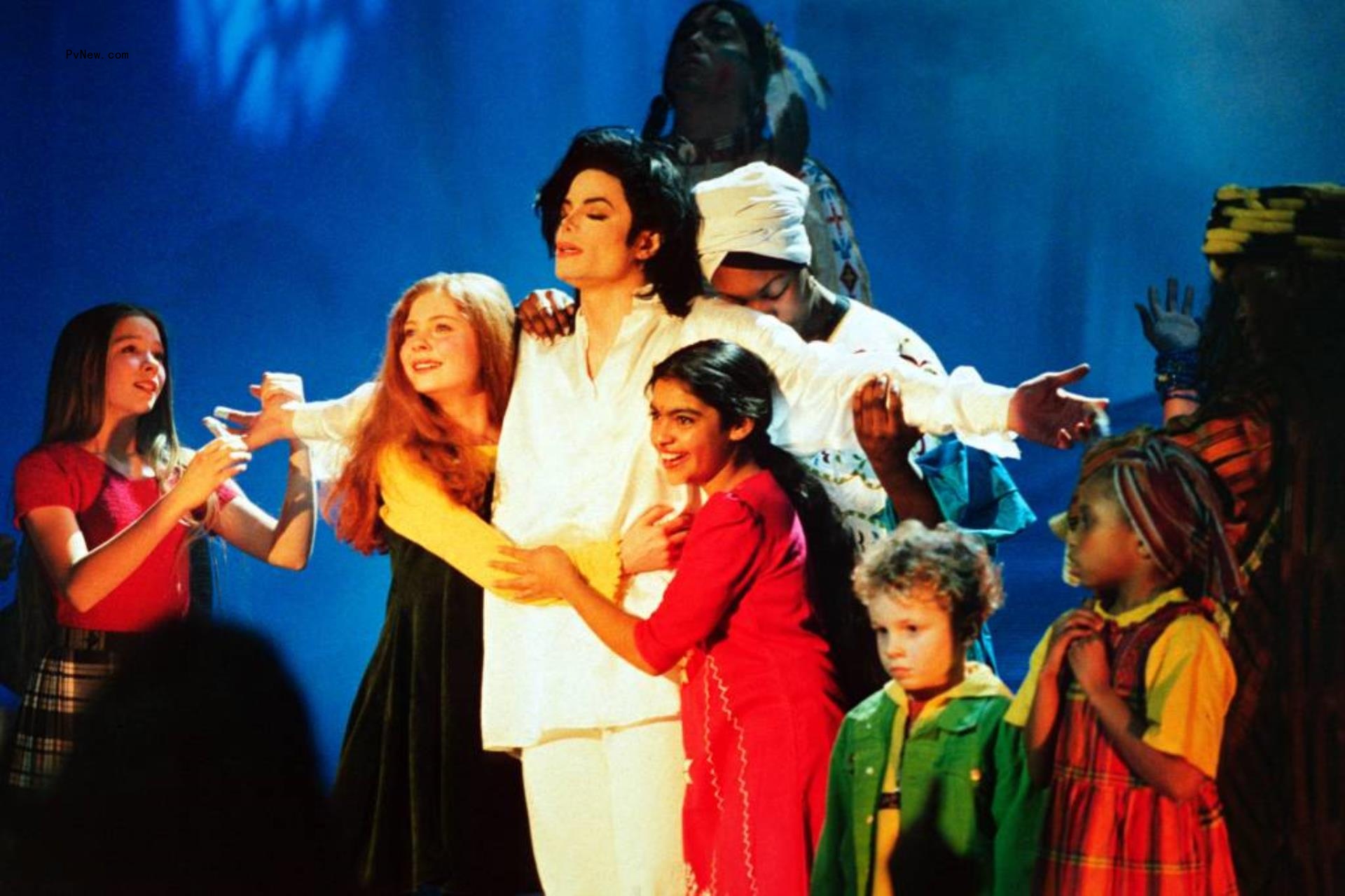 Michael Jackson o<i></i>nstage with children in 1996.