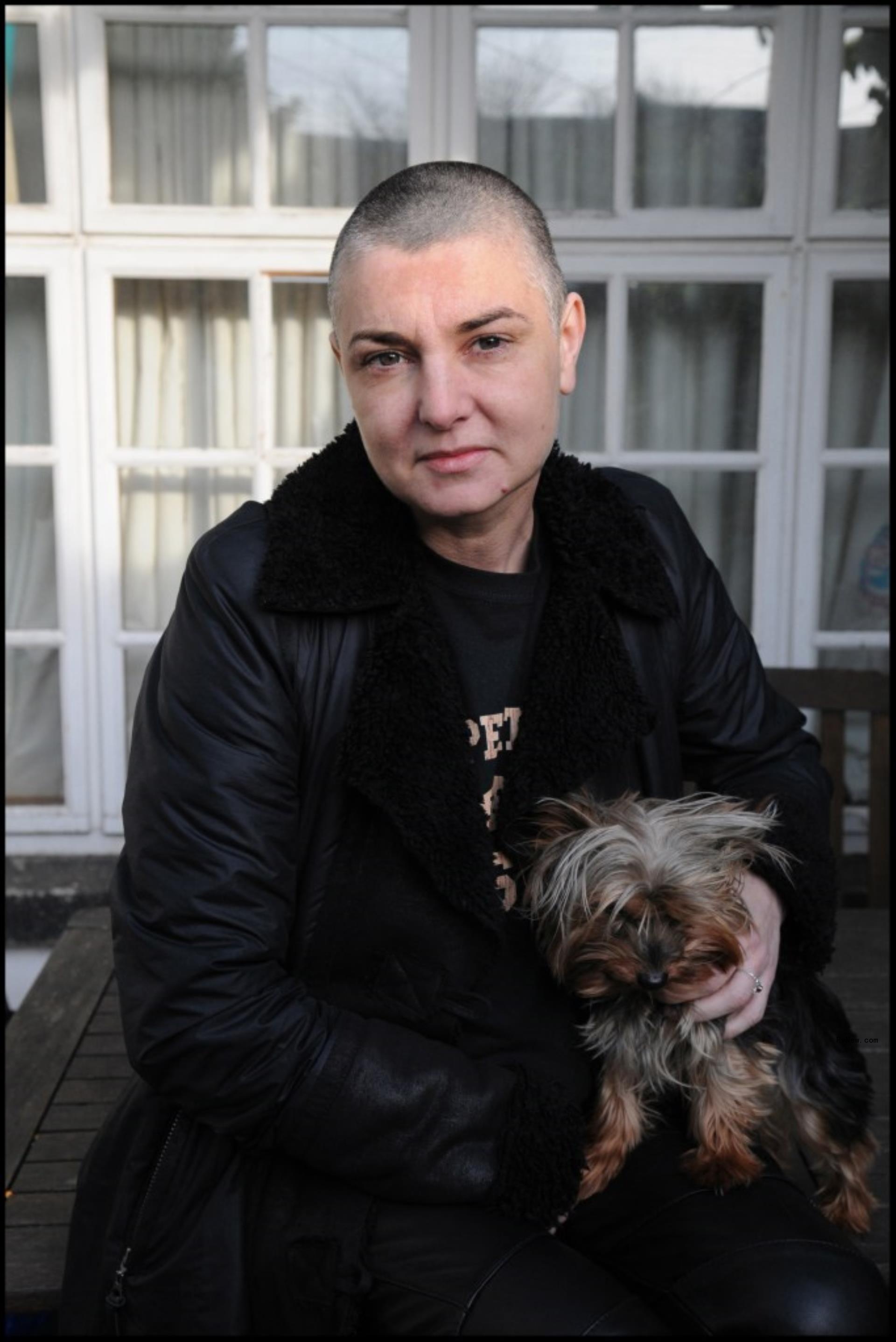 sinead o'co<i></i>nnor holding o<i></i>nto her dog