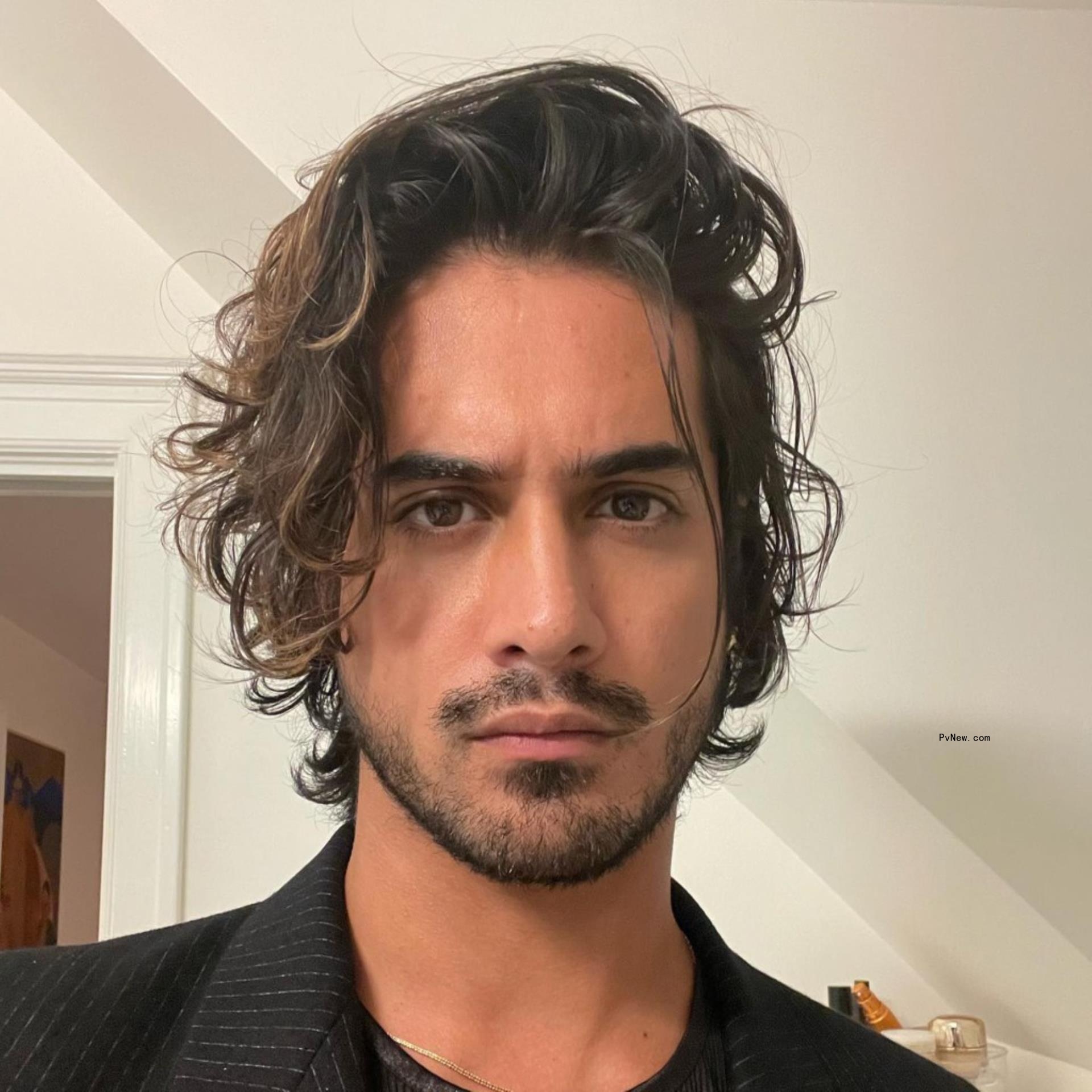 Halsey and boyfriend Avan Jogia get touchy-feely during rare date night at LA Lakers game