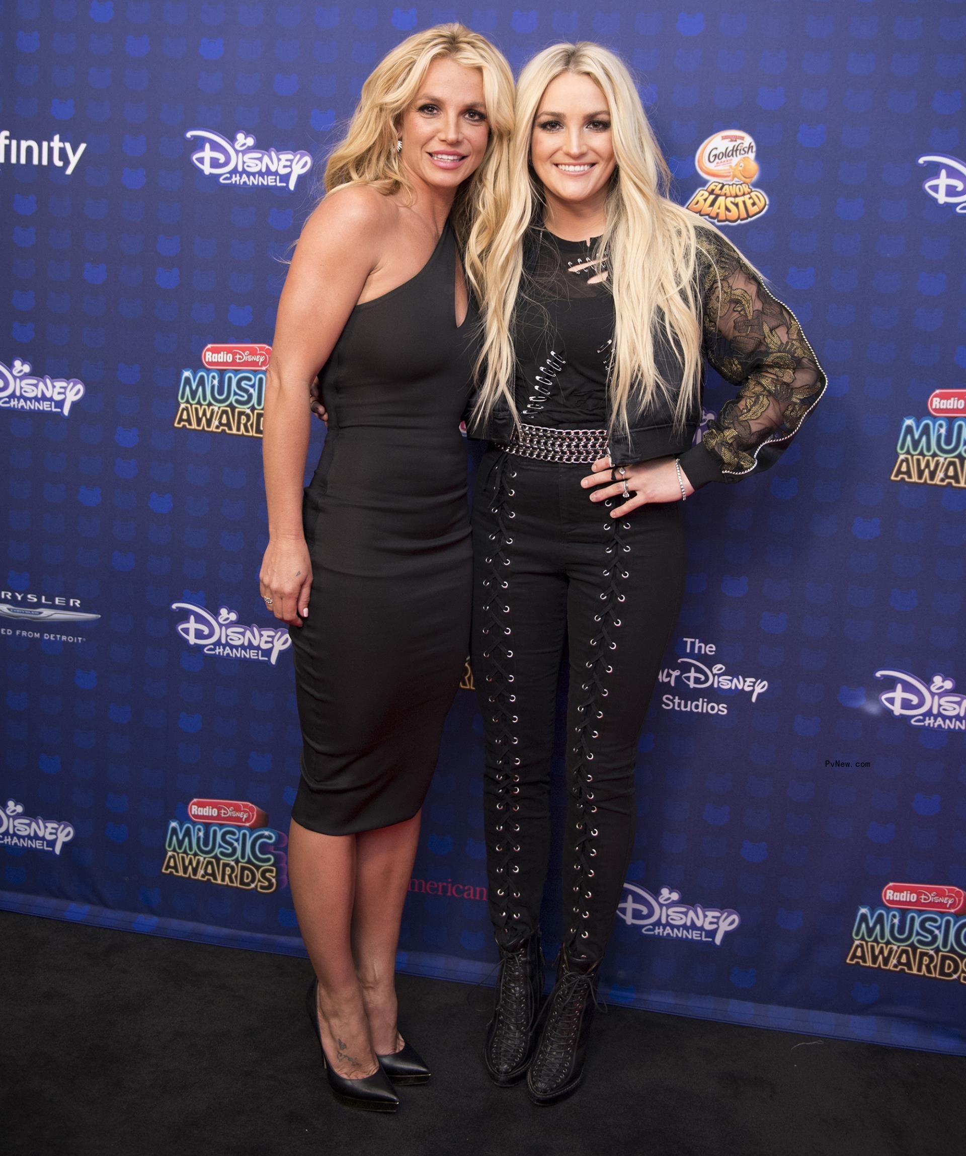 Britney Spears and Jamie Lynn Spears at 2017 Radio Disney Music Awards
