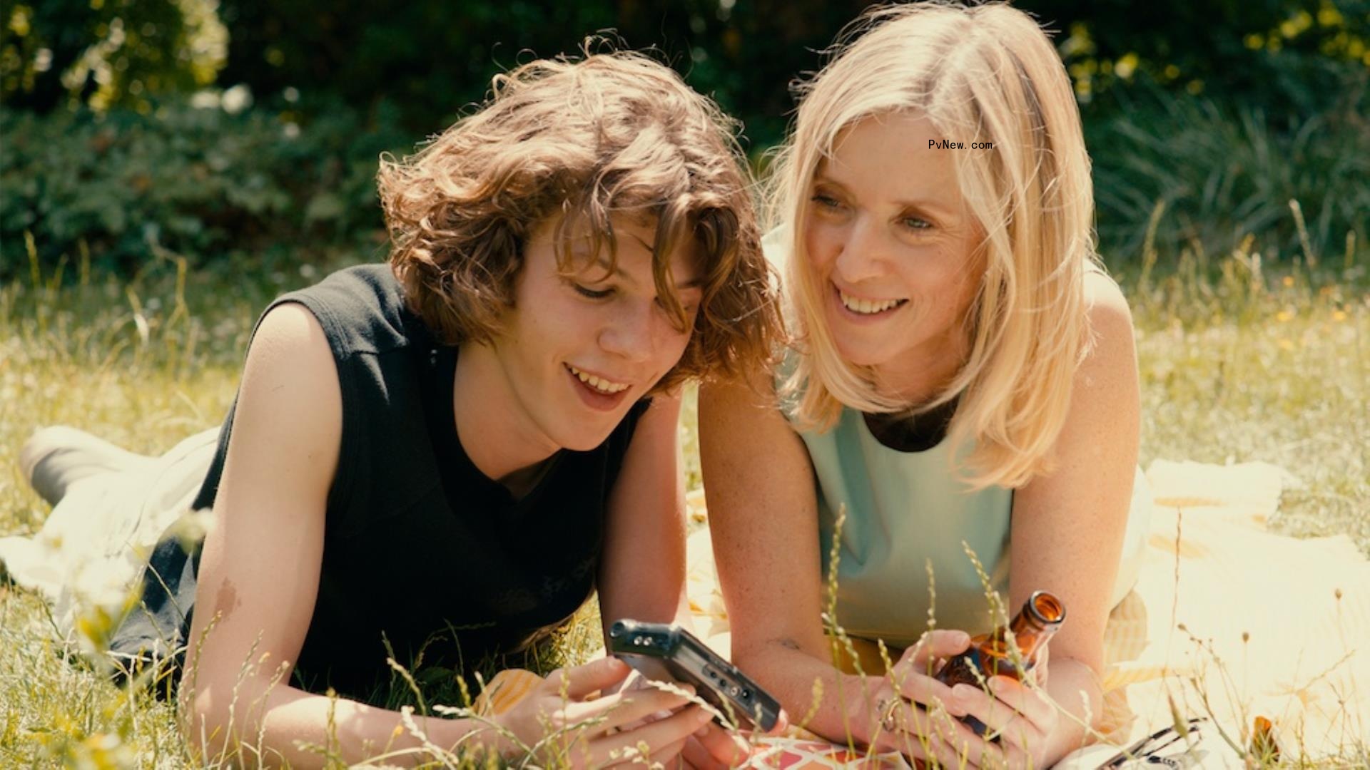 ‘Do Not Expect Too Much From the End of the World,’ ‘De Facto’ Win Big at Spain’s Gijón Festival