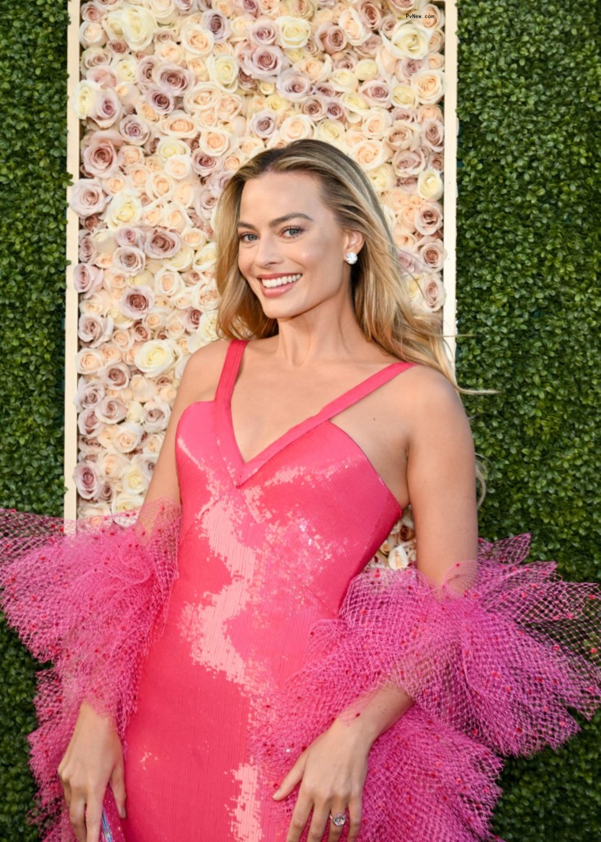 margot robbie golden globes 2024