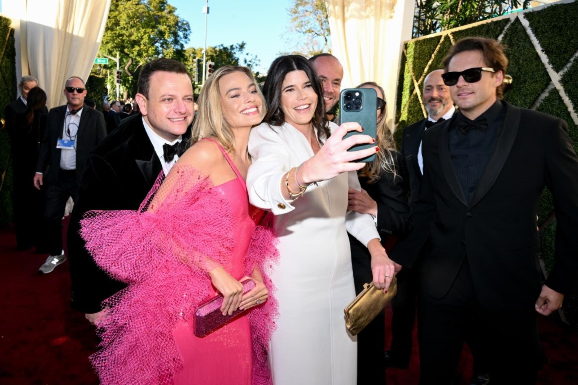 margot robbie taking selfies golden globes red carpet