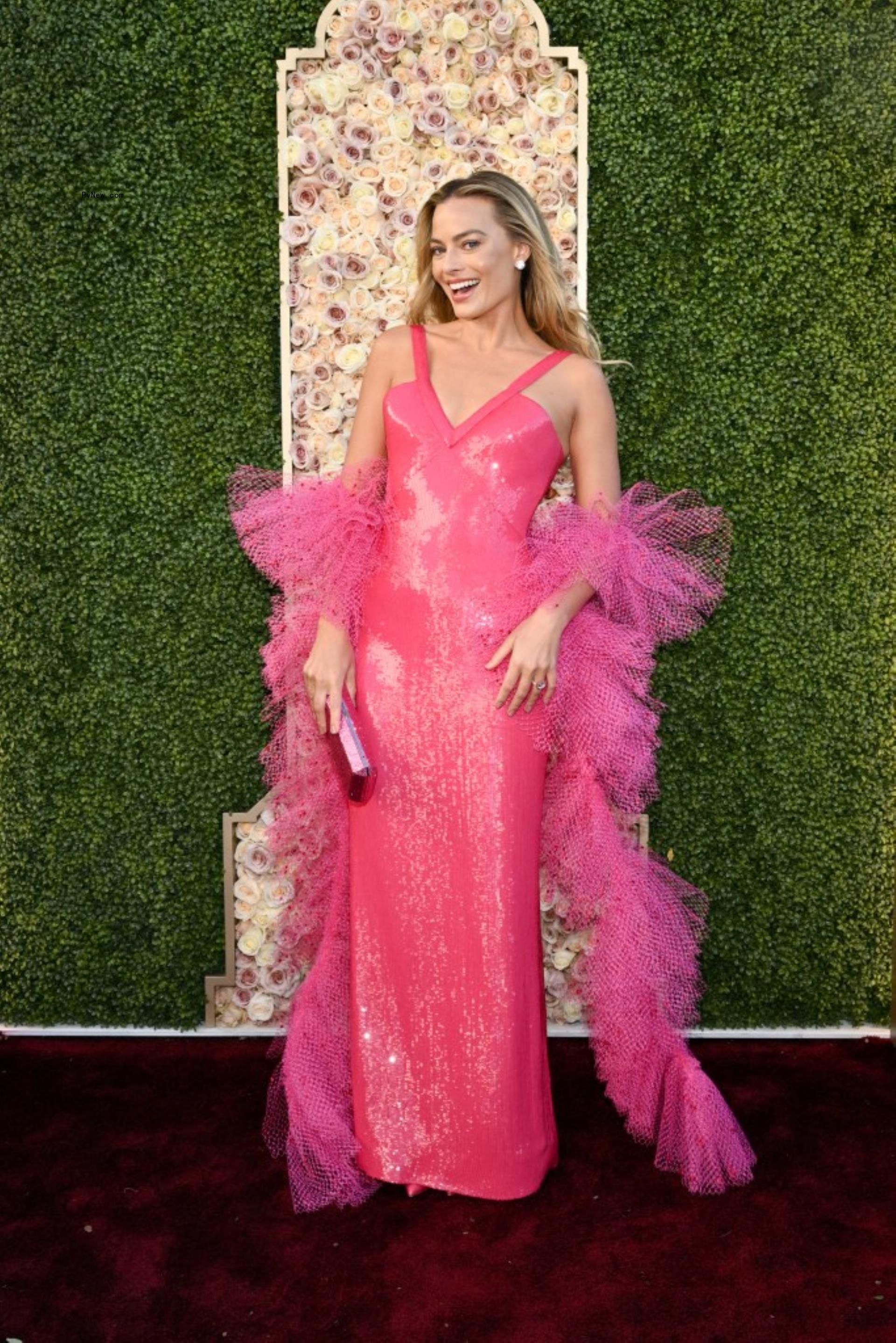 margot robbie golden globes 2024 red carpet