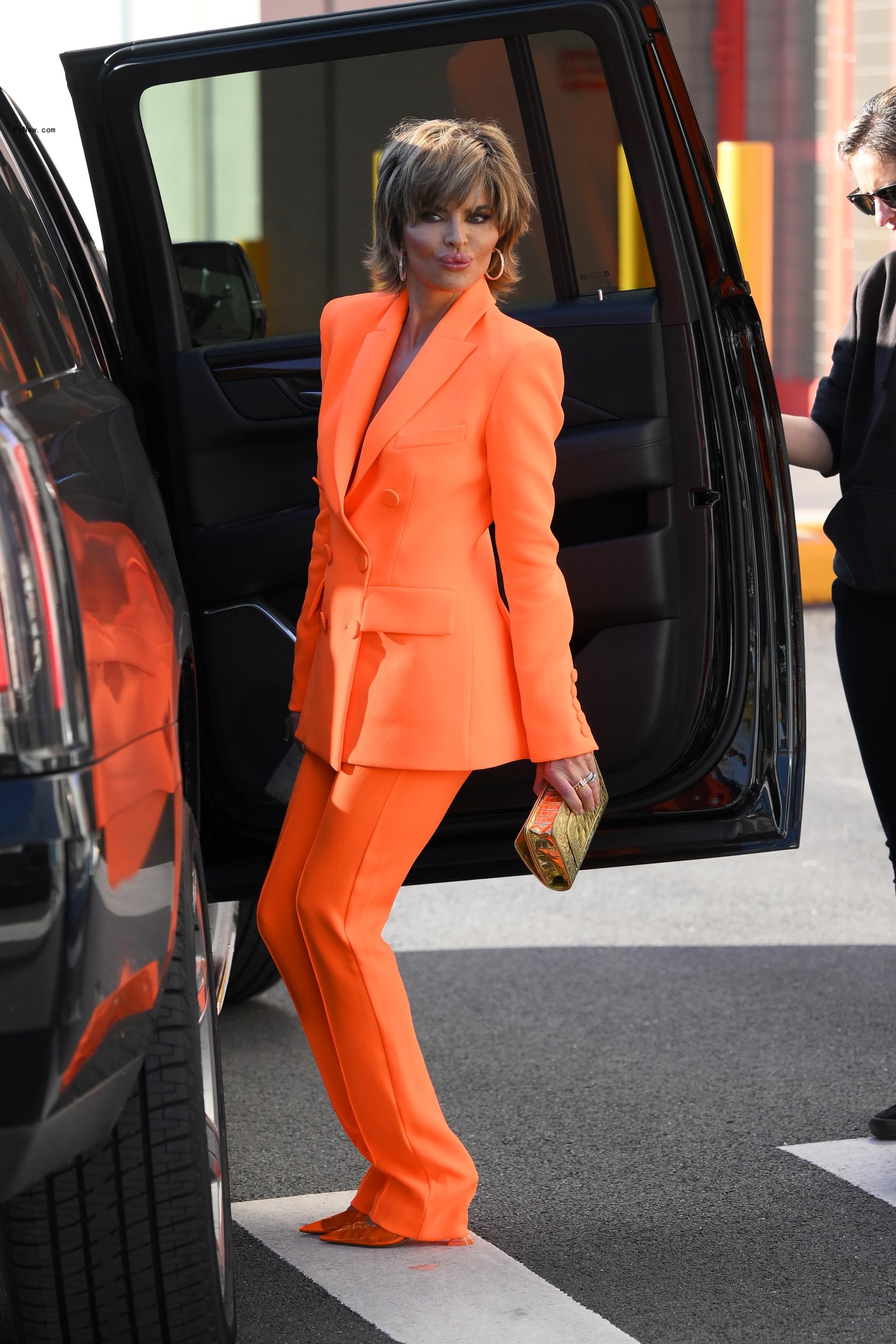 Lisa Rinna getting into a car.