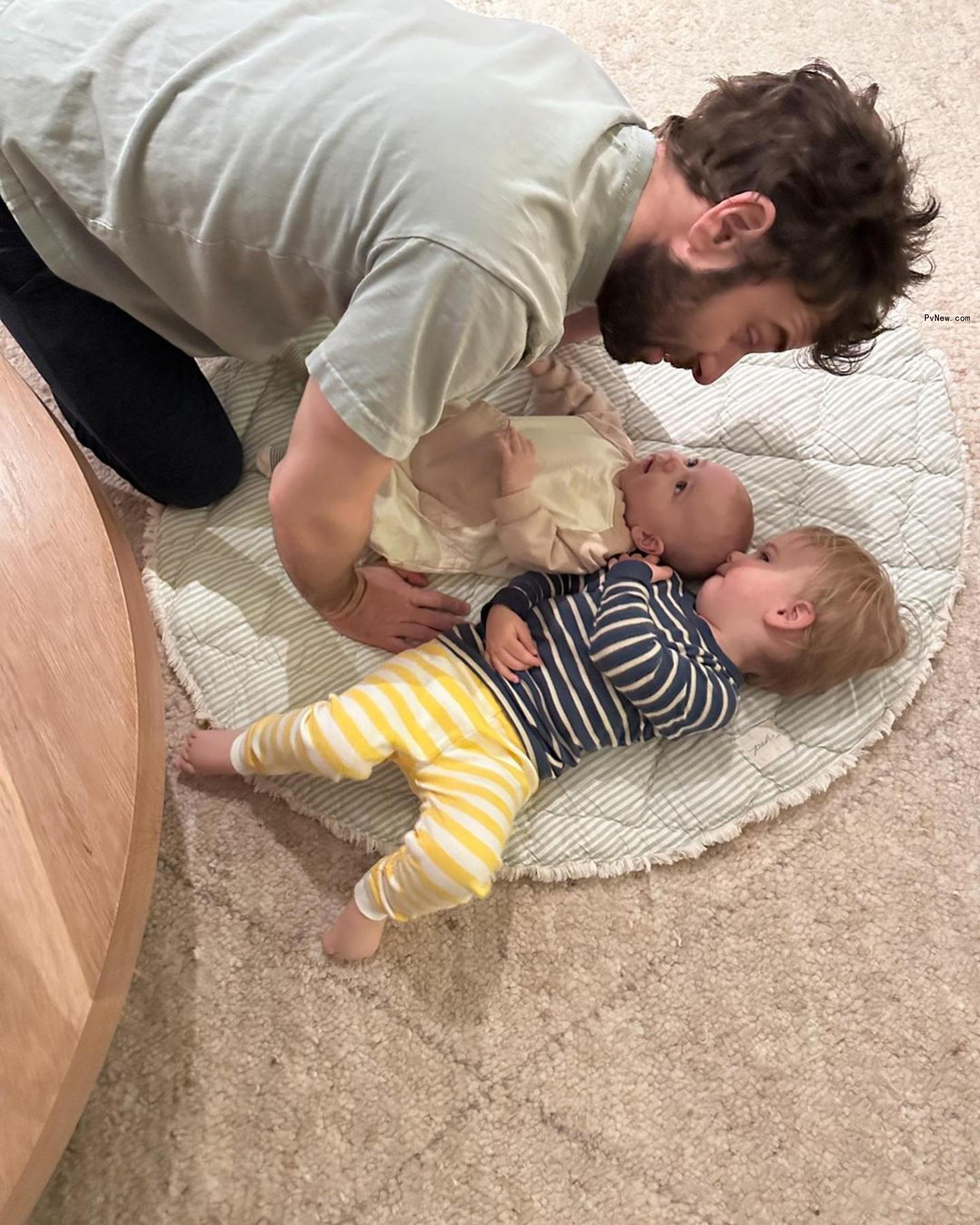 Taylor Goldsmith with his kids.