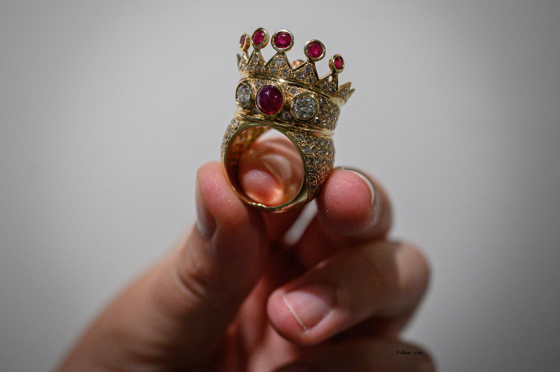 Tupac Shakur's crown ring