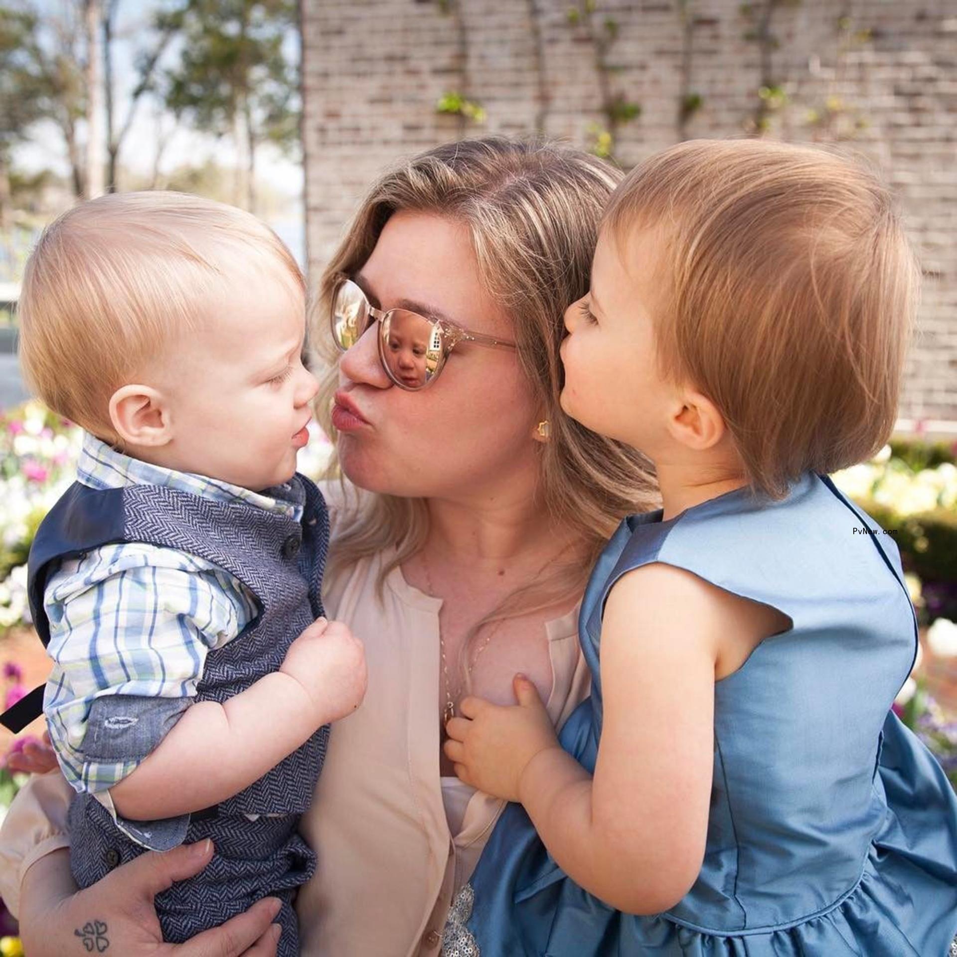 Kelly Clarkson with her kids