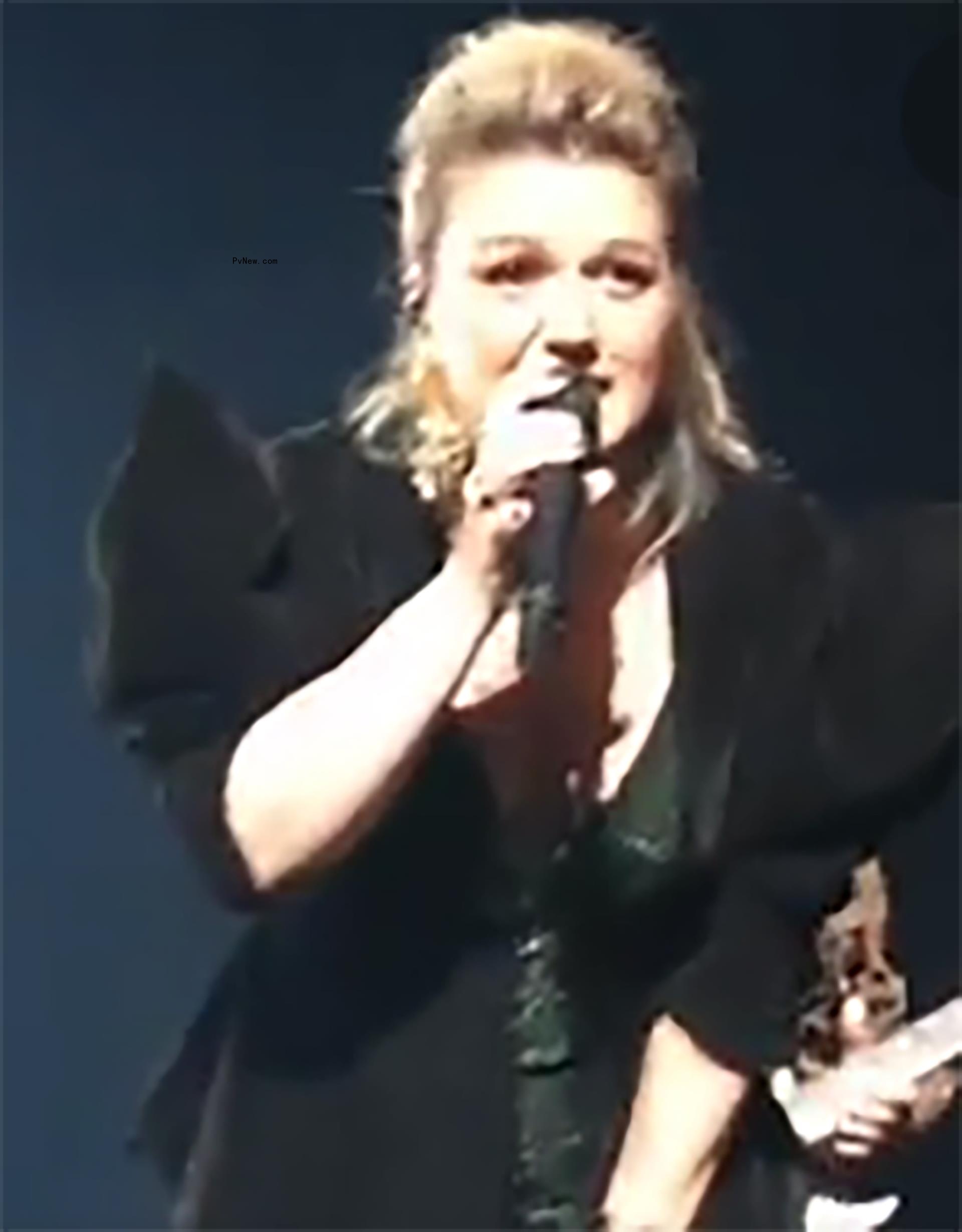 Kelly Clarkson has NSFW reaction to female fan’s ‘hall pass’ sign during Las Vegas residency