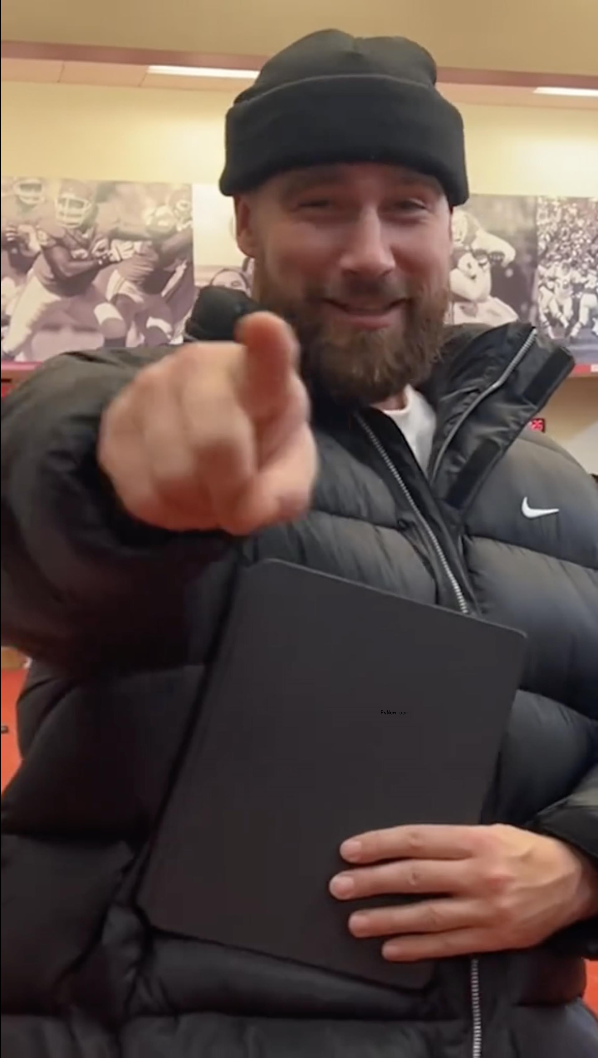 Travis Kelce pointing 