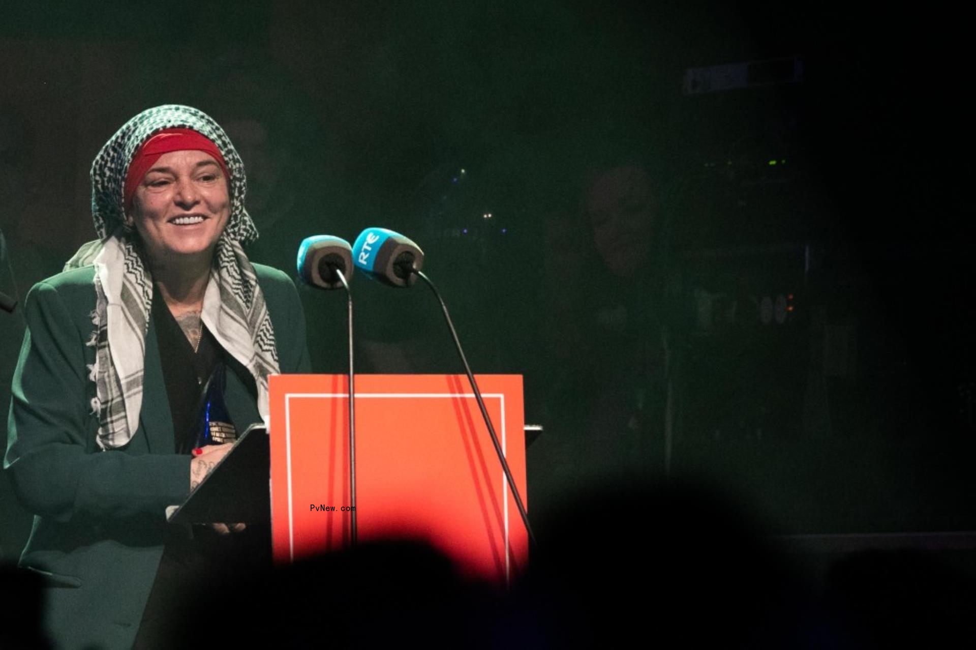 Sinead O'Co<i></i>nnor accepting an award