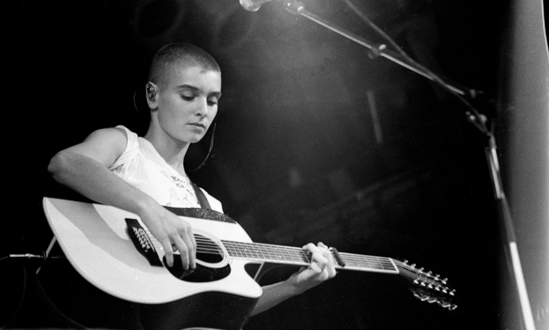 Sinéad O'Co<i></i>nnor playing guitar