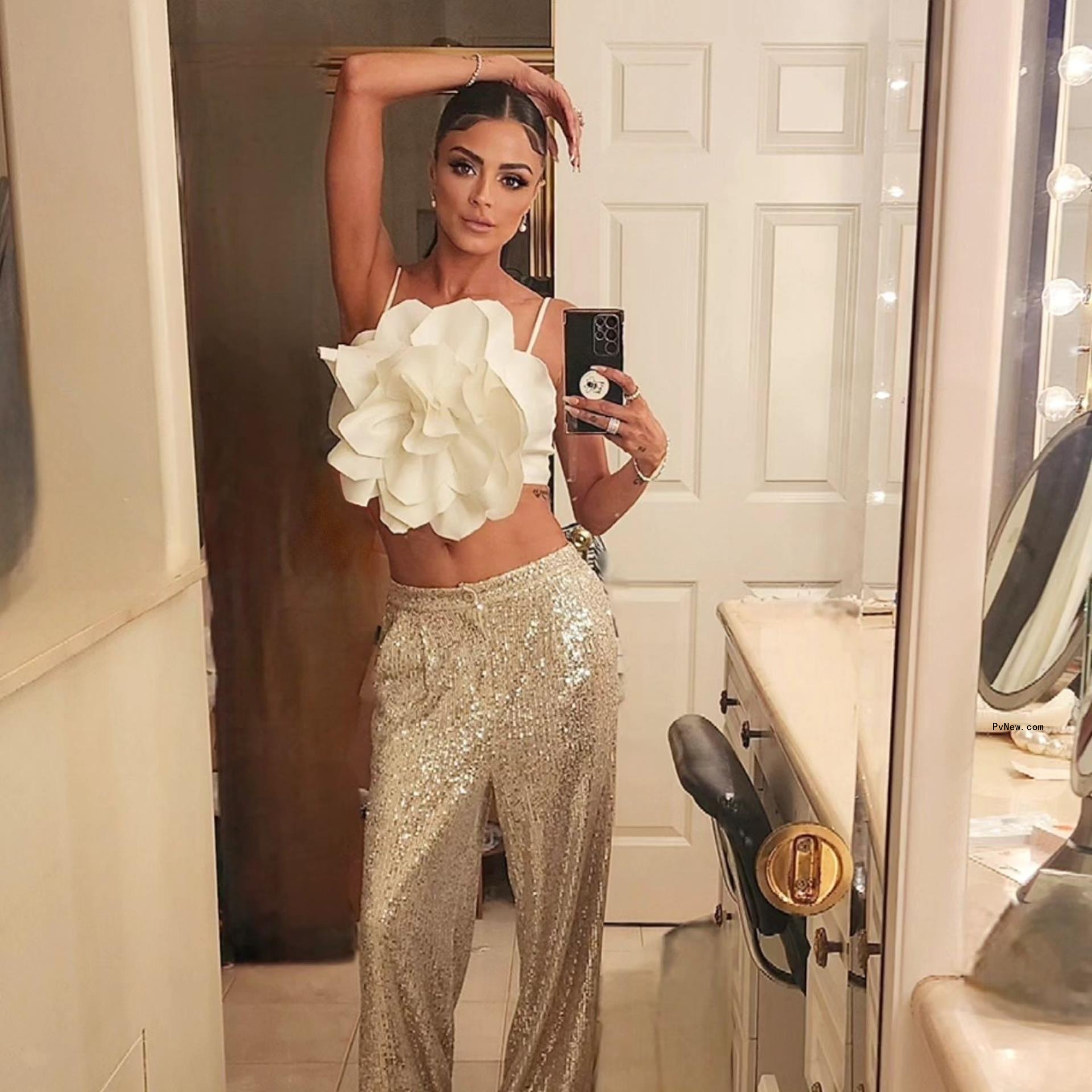 A mirror selfie of Golnesa