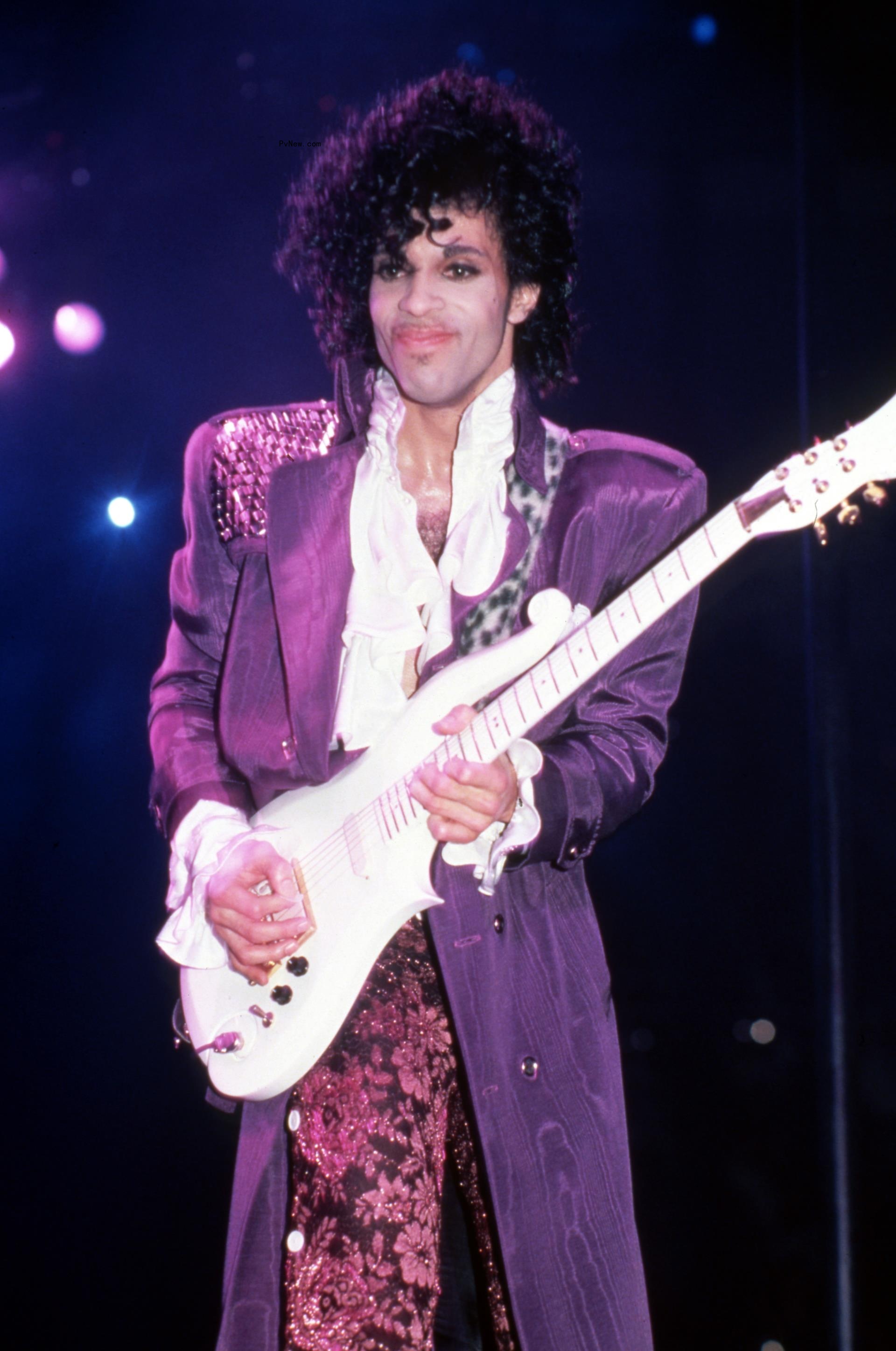 Prince performing.
