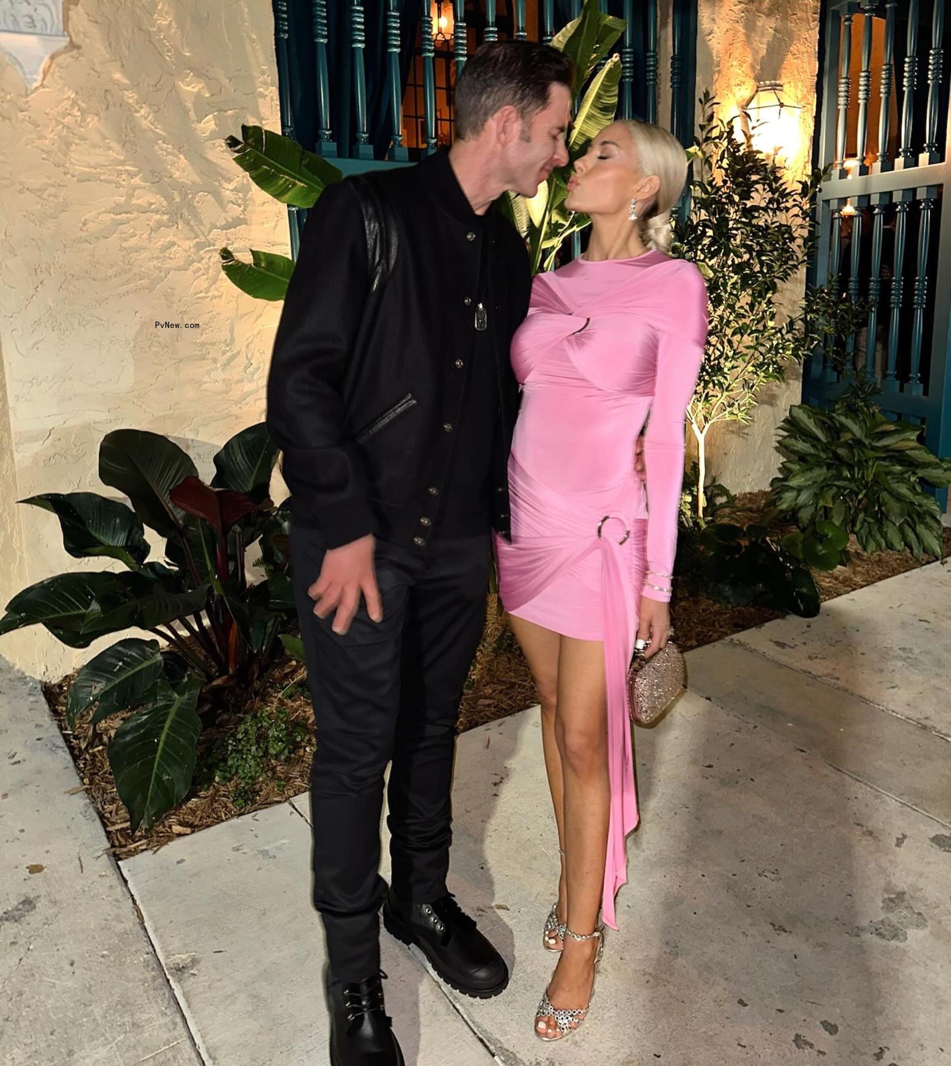 Tarek El Moussa kissing. Heather Rae Young.