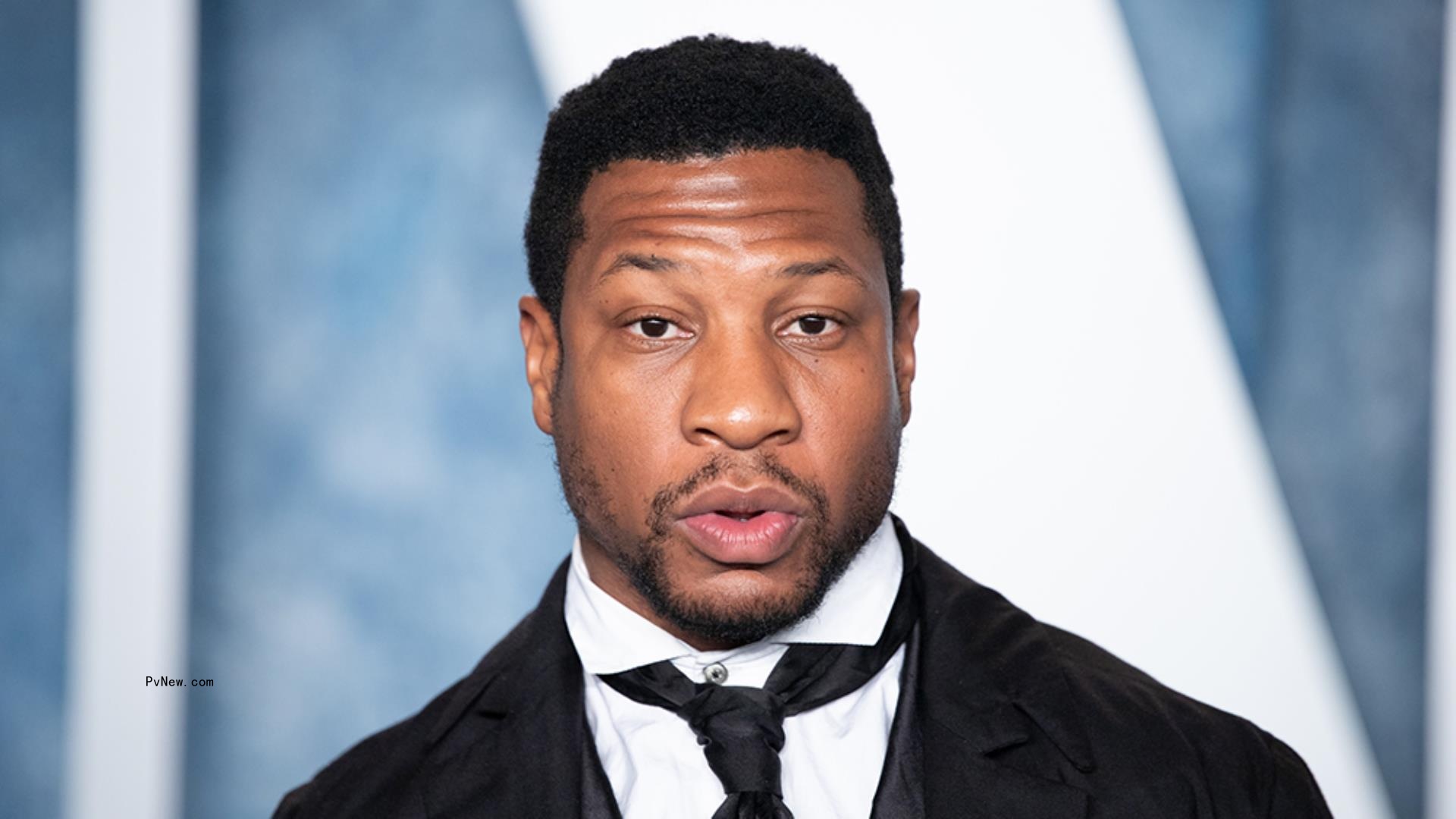 Jo<i></i>nathan Majors Assault Trial Begins: Actor’s Lawyers Claim Ex-Girlfriend Made ‘False Allegations’ Out of ‘Revenge’