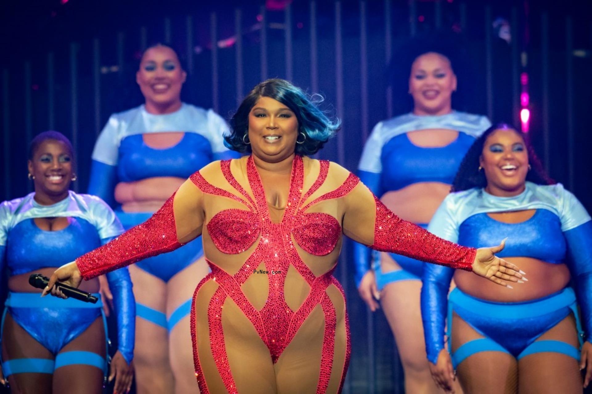 lizzo performing with her dancers