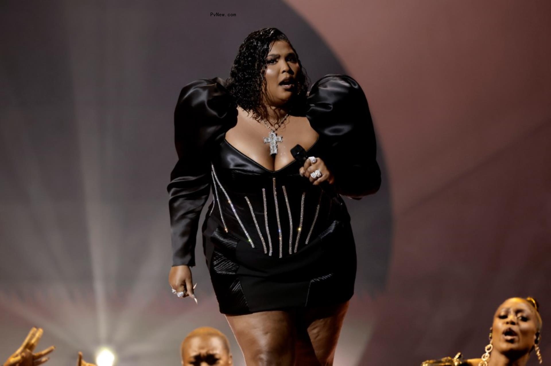 lizzo performing