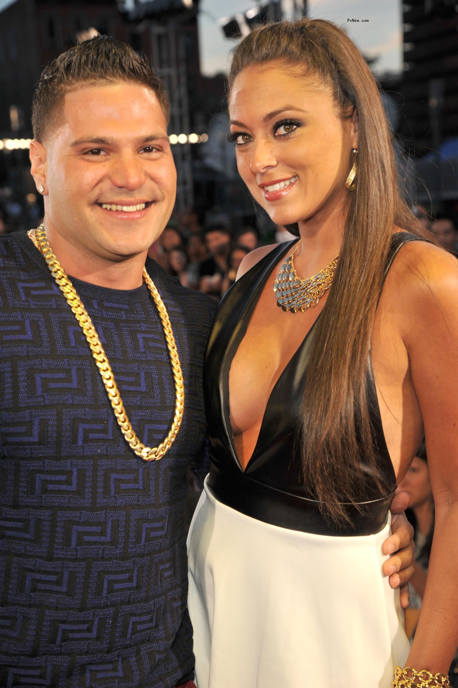Sammi Giancola and Ro<i></i>nnie Ortiz-Magro posing for a photo together
