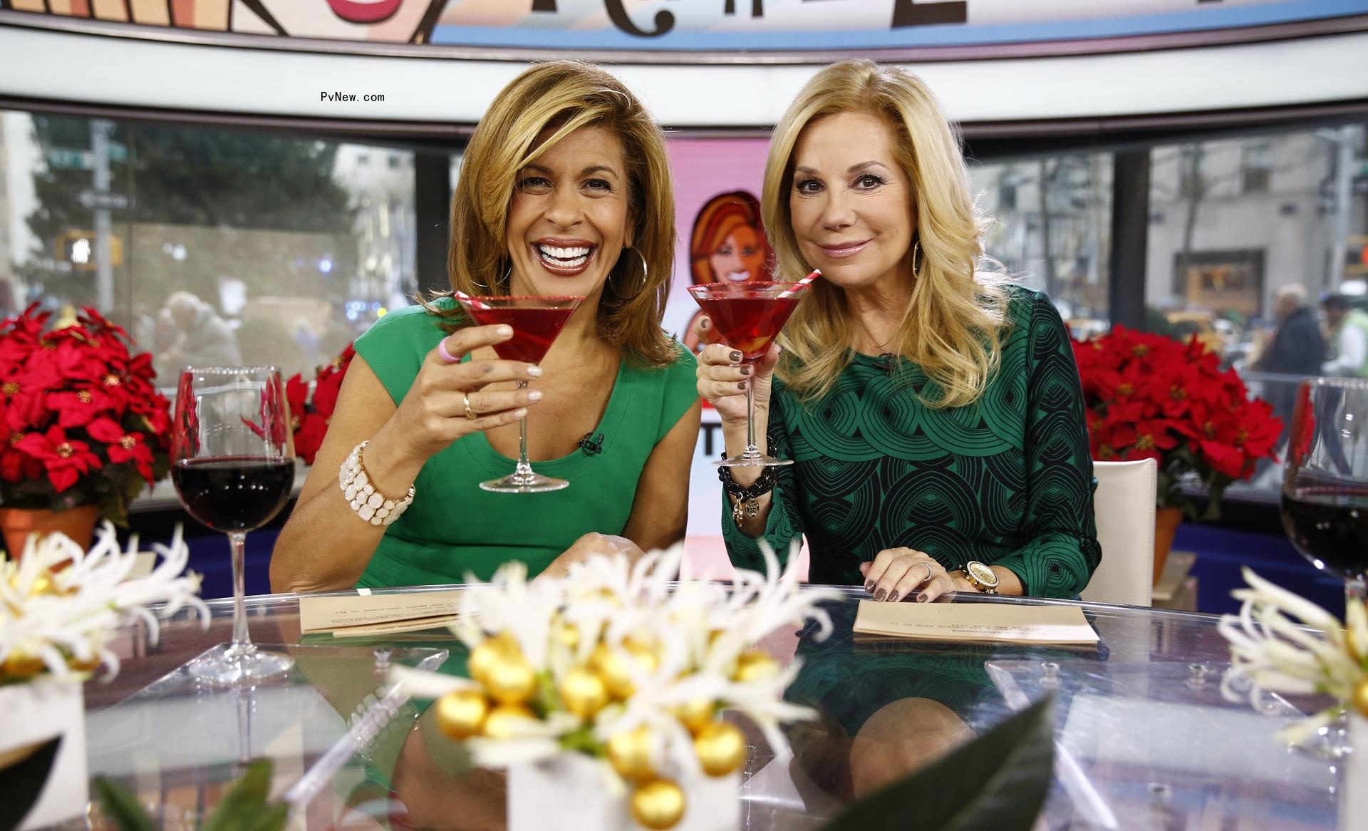 Hoda Kotb sitting with Kathie Lee Gifford