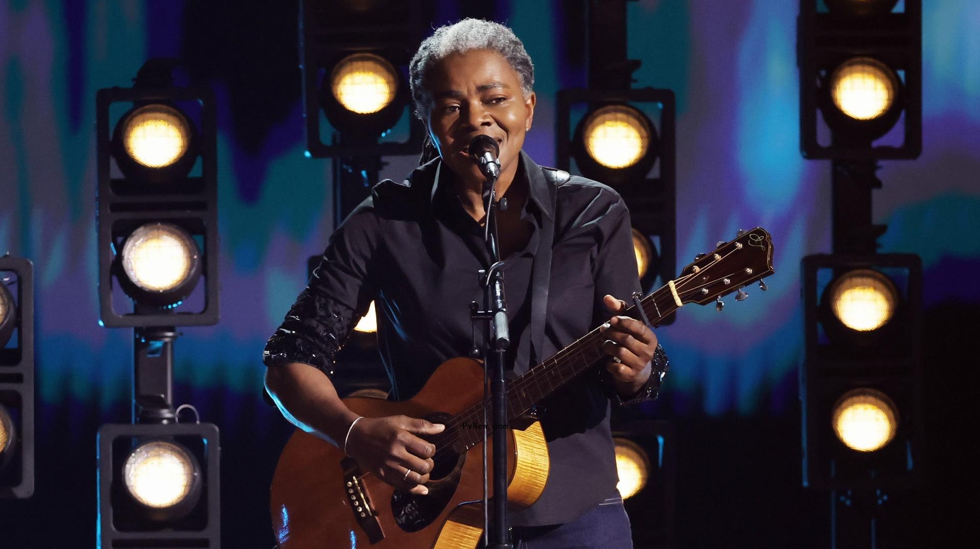 Tracy Chapman Earns Rapturous Standing Ovation After Rare Live Performance of ‘Fast Car’ With Luke Combs