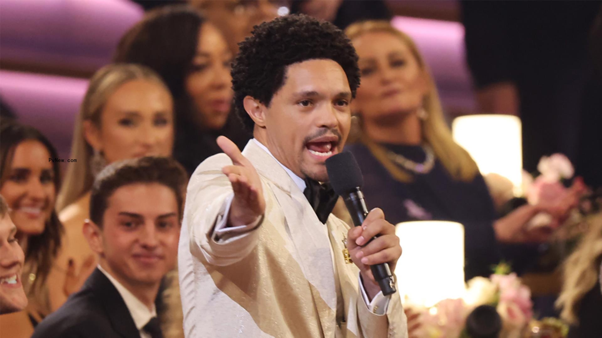 Taylor Swift and Meryl Streep Enter Grammys Late, Interrupting Trevor Noah’s Mo<i></i>nologue as He Jokes a<i></i>bout NFL’s Coverage of Swift