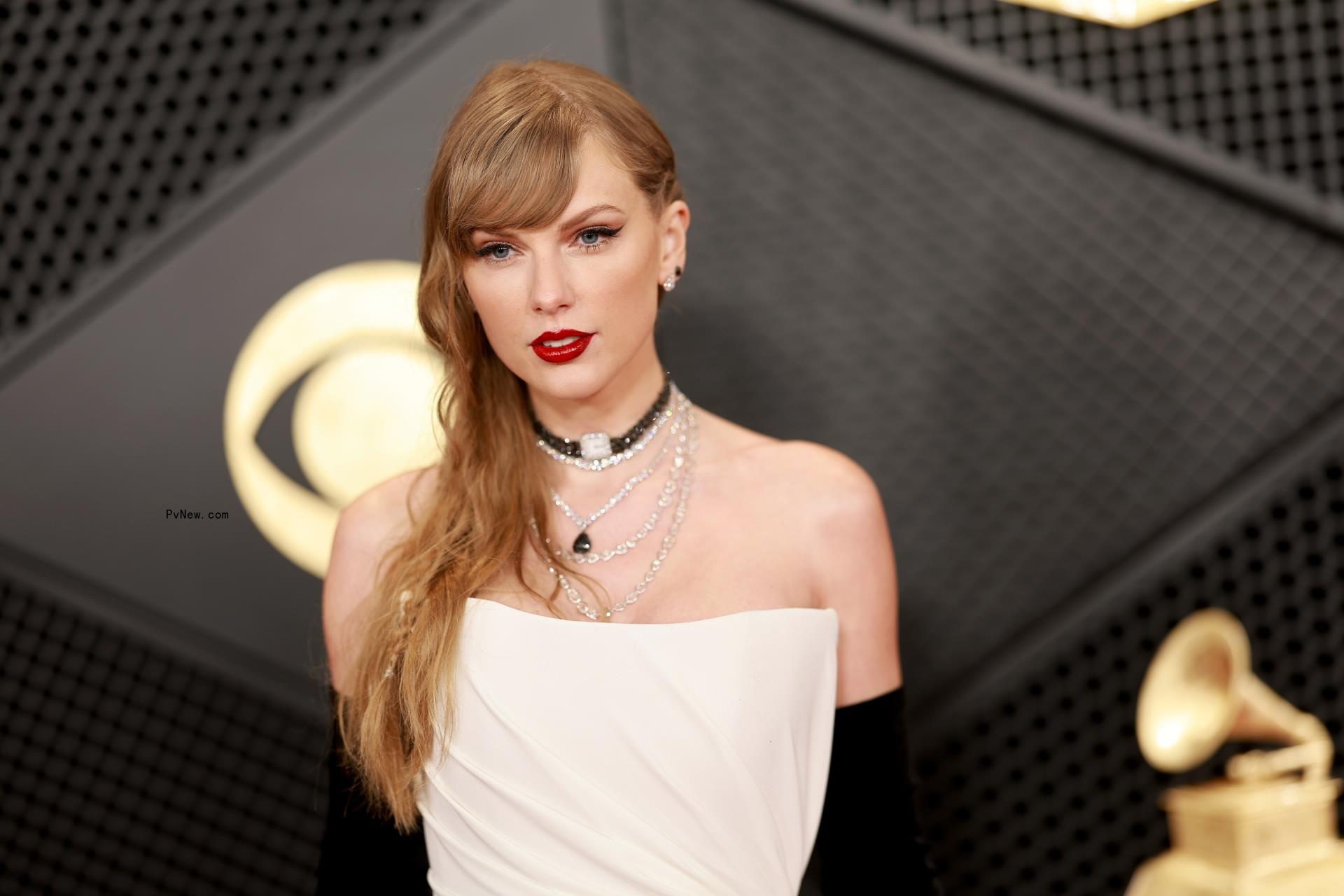 Taylor Swift Stuns in White and Black on Grammys Red Carpet