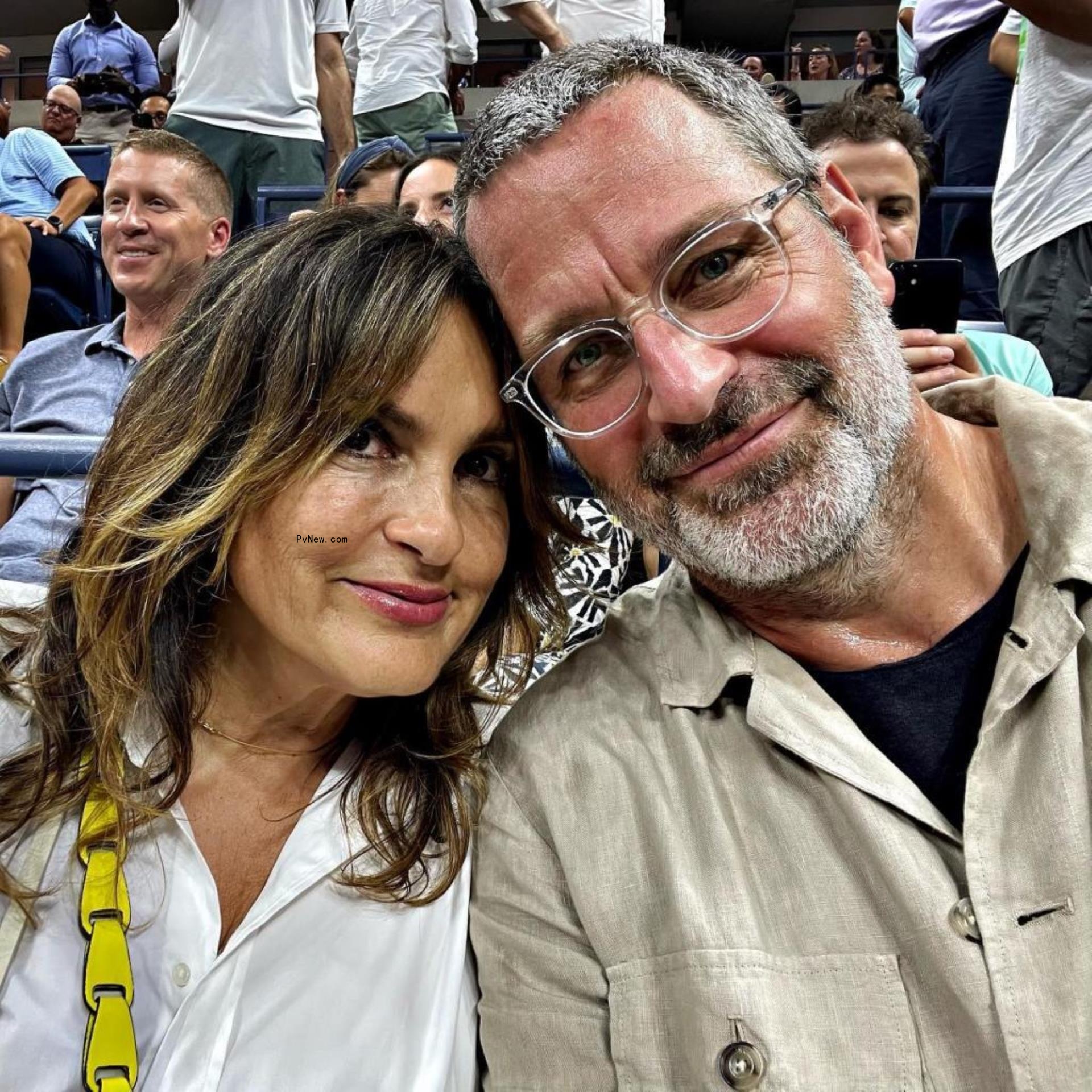 mariska hargitay and peter hermann selfie