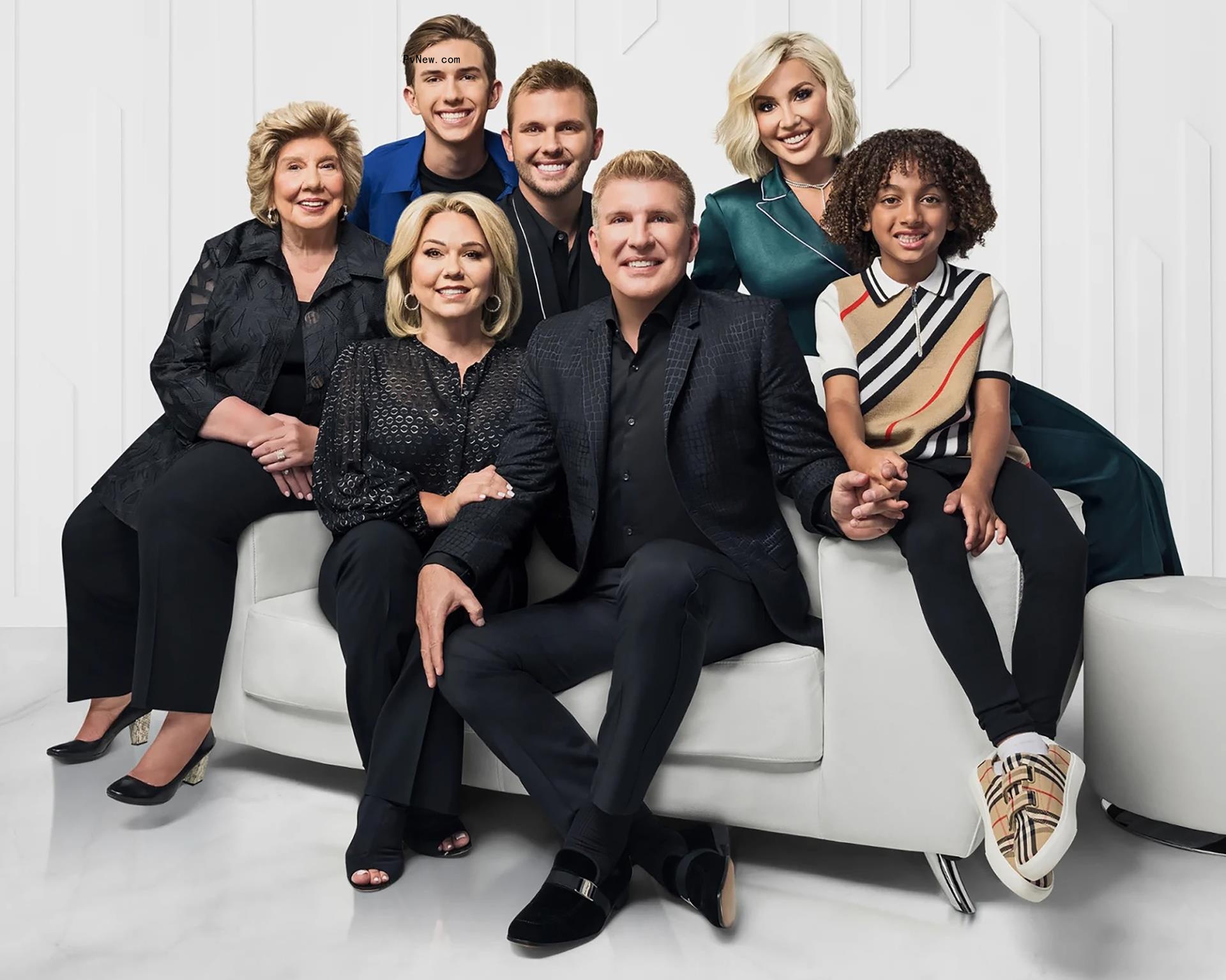 Faye Chrisley, Julie Chrisley, Chase Chrisley, Todd Chrisley, Grayson Chrisley, Savannah Chrisley, Chloe Chrisley posing together 