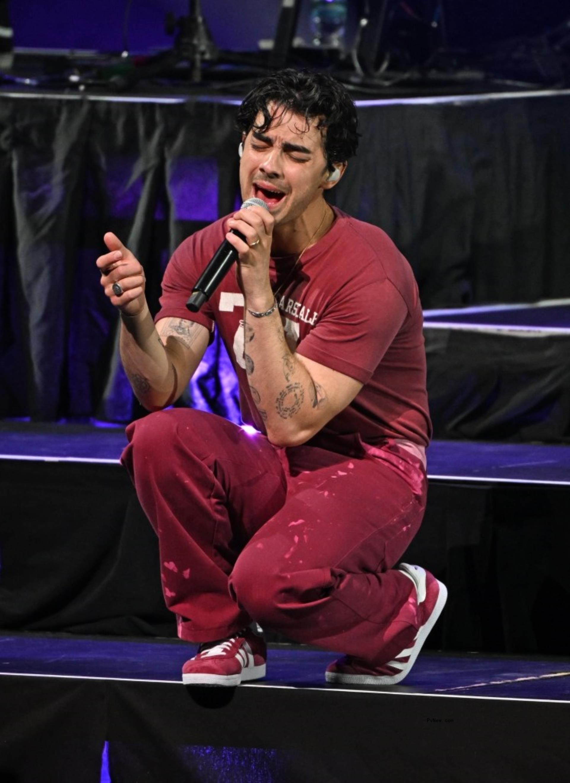 Joe Jo<i></i>nas performing on stage.