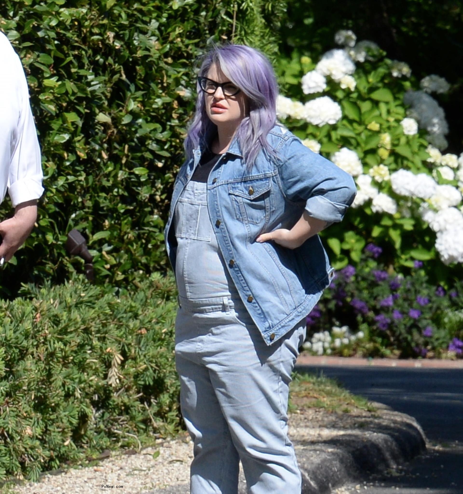 Kelly Osbourne with her baby bump