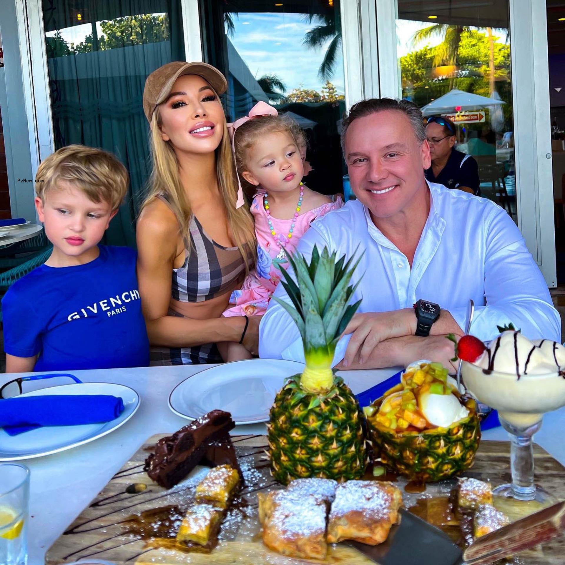 Lisa and Lenny  Hochstein with their two children.