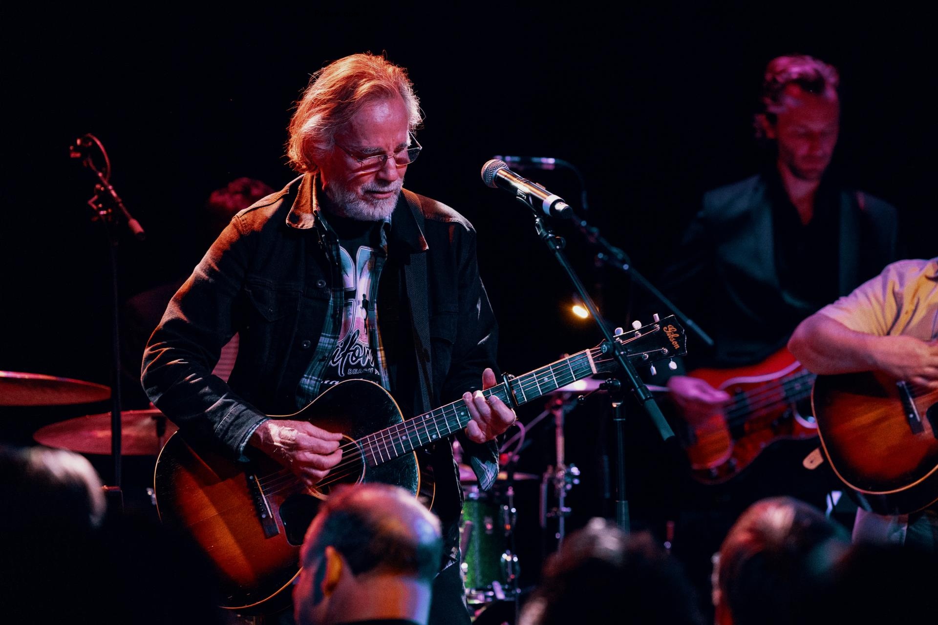 At AmericanaFest’s Paul Simon Tribute, Jackson Browne, Dwight Yoakam, Jason Isbell and Latin American Stars Prove There Are 50 Ways to Hail Your Hero