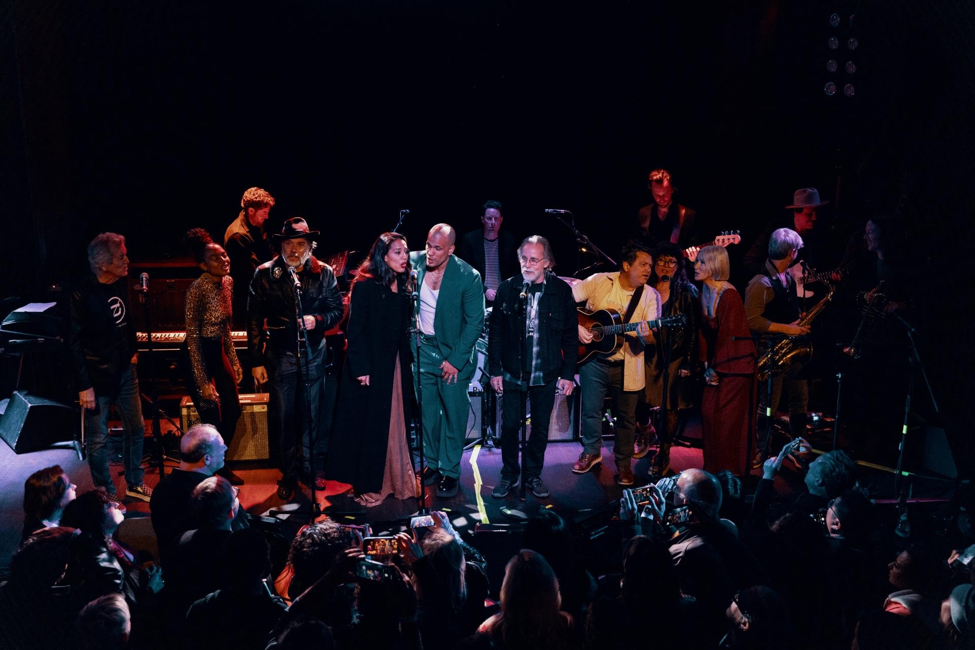 At AmericanaFest’s Paul Simon Tribute, Jackson Browne, Dwight Yoakam, Jason Isbell and Latin American Stars Prove There Are 50 Ways to Hail Your Hero
