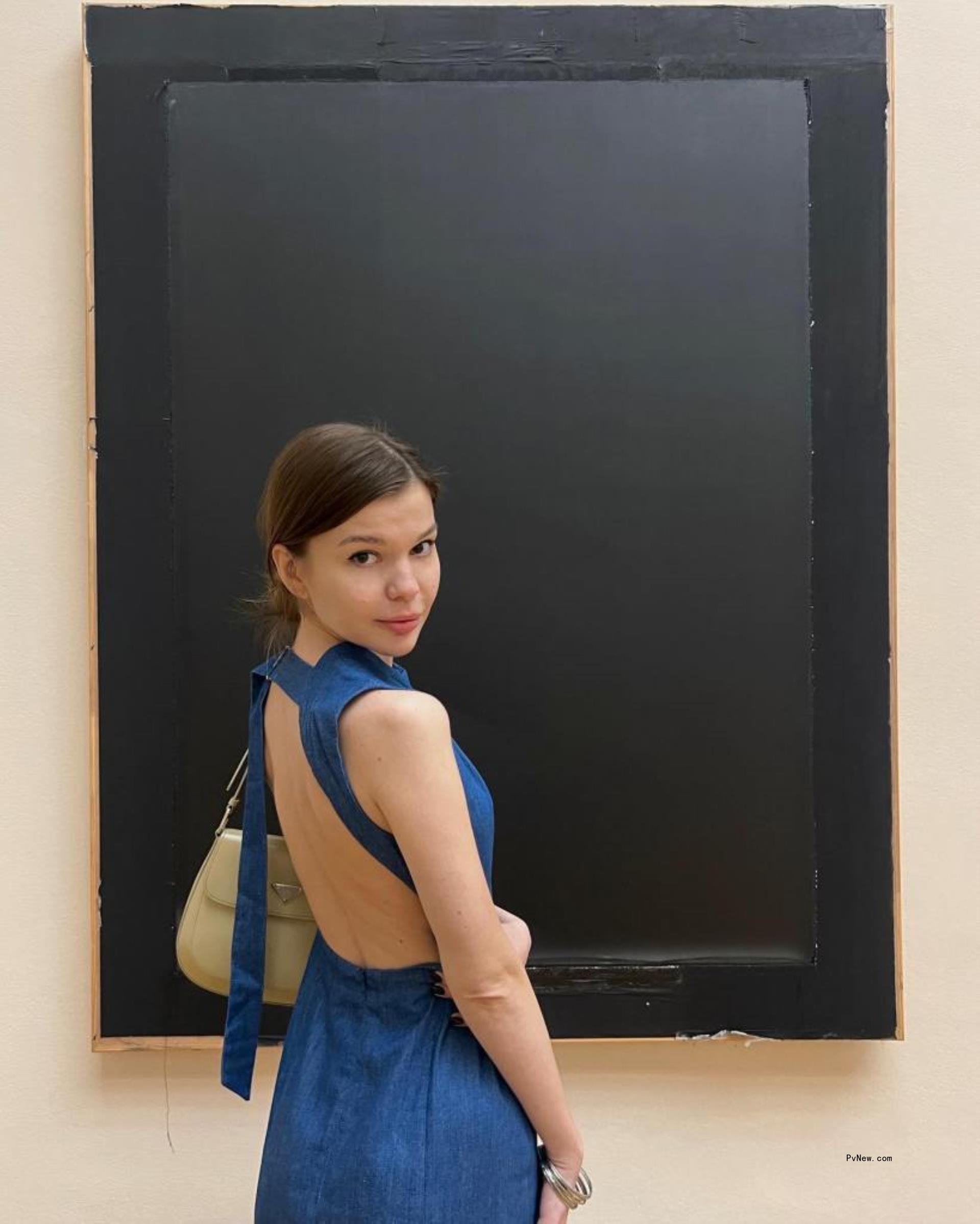 marina gris looking over her shoulder