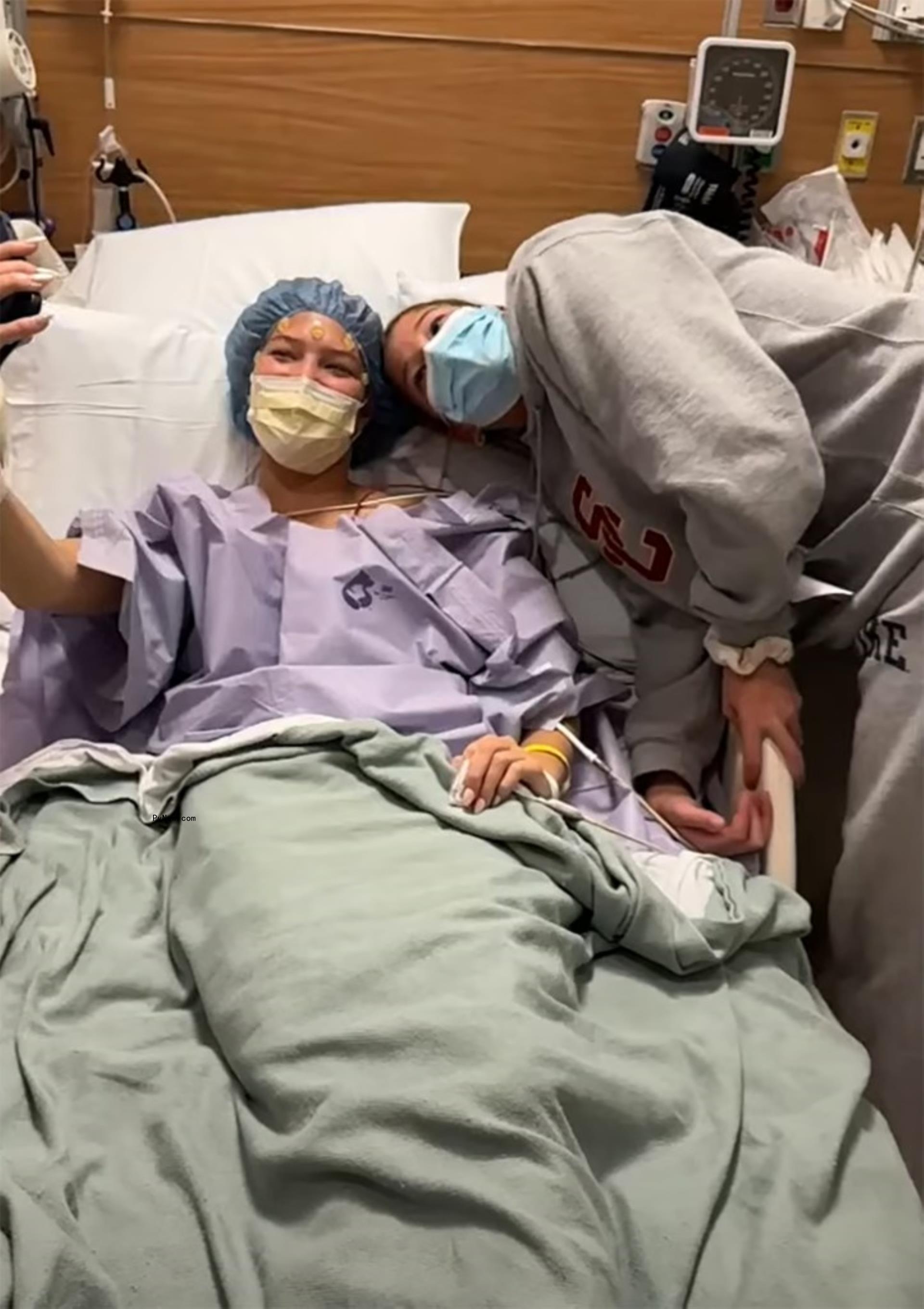 isabella strahan lying in a hospital bed taking a selfie with her twin sophia