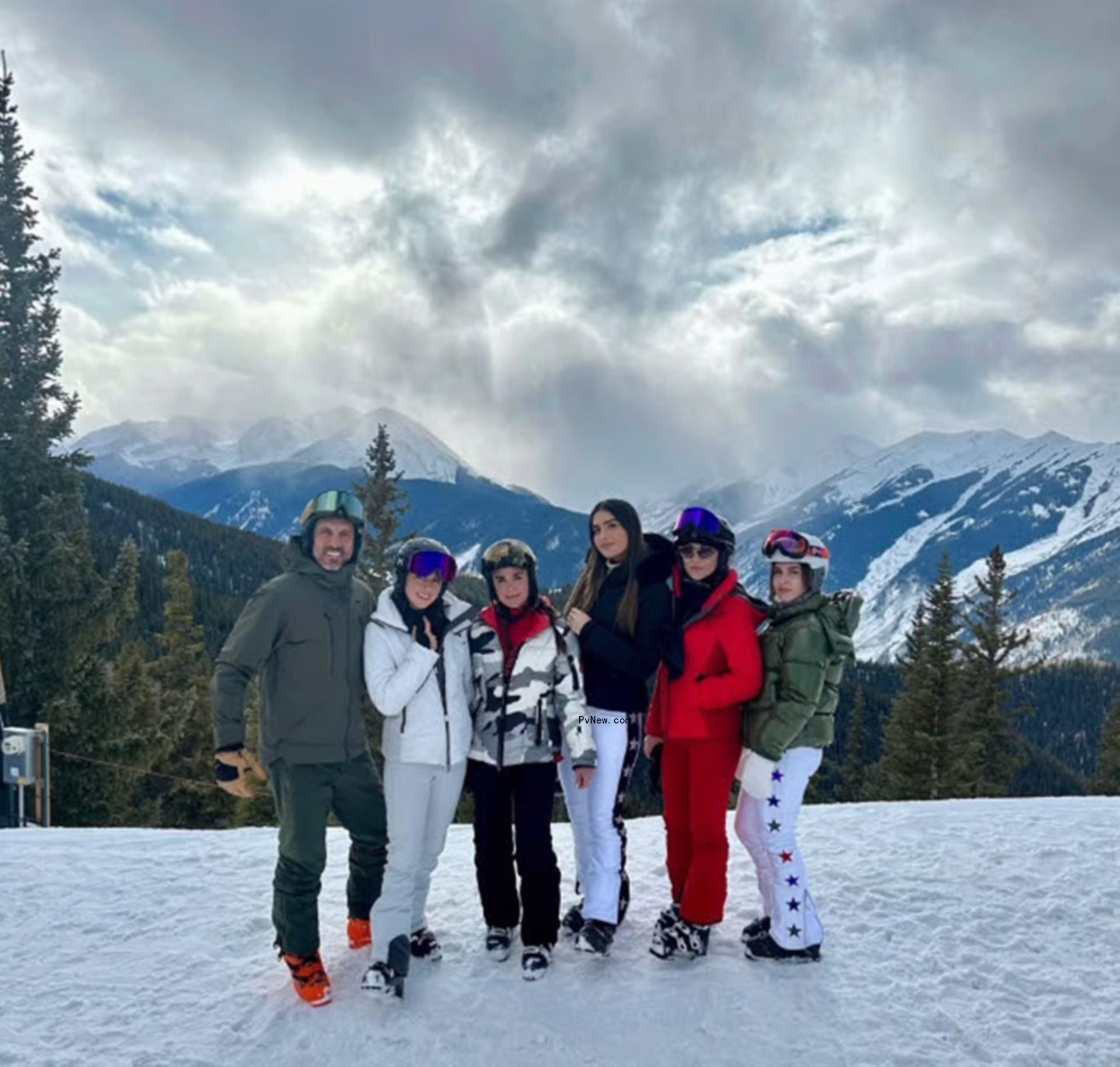 Kyle Richards and Mauricio Umansky with their daughters
