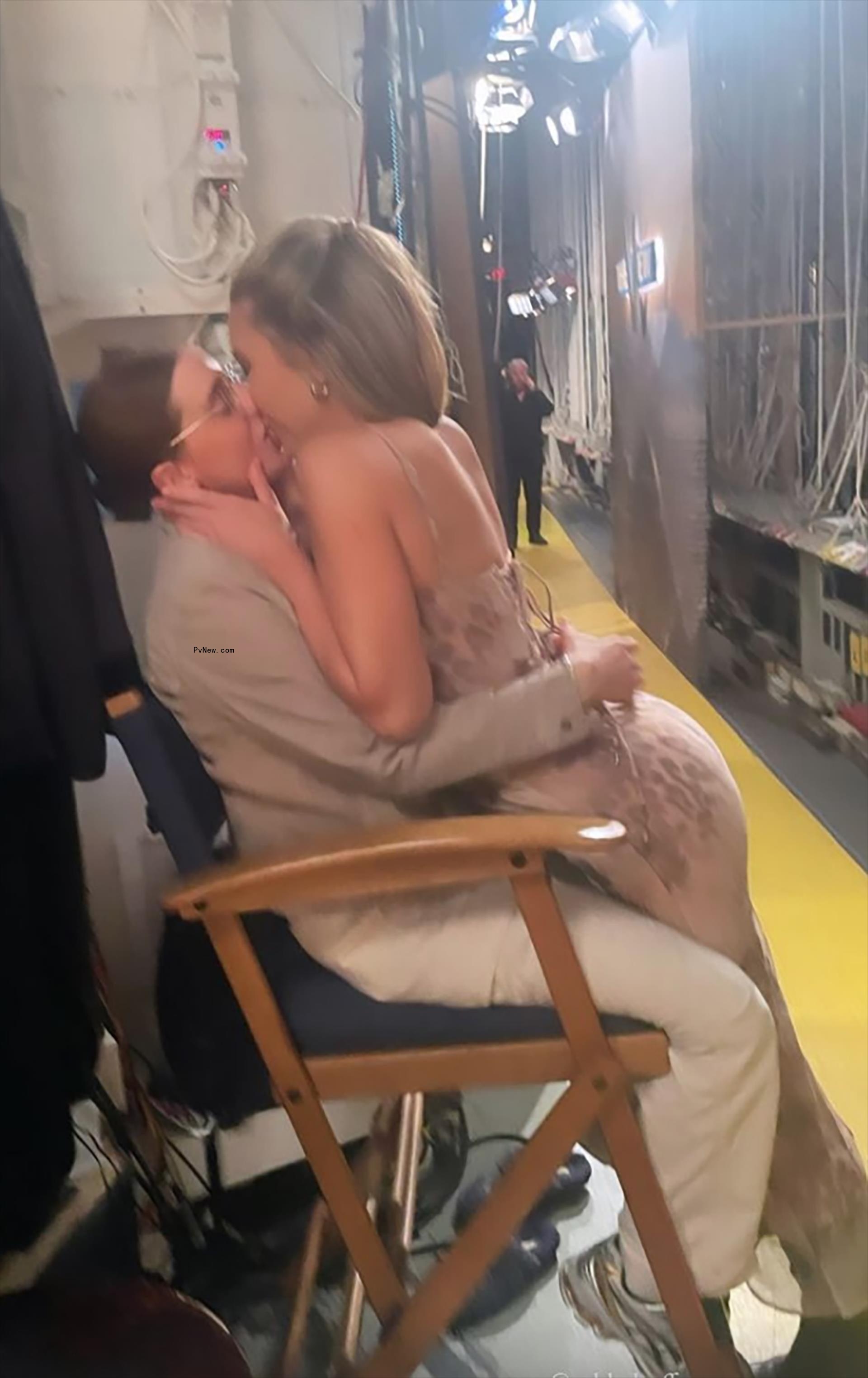 Robby Hoffman and Gabby Windey kissing.