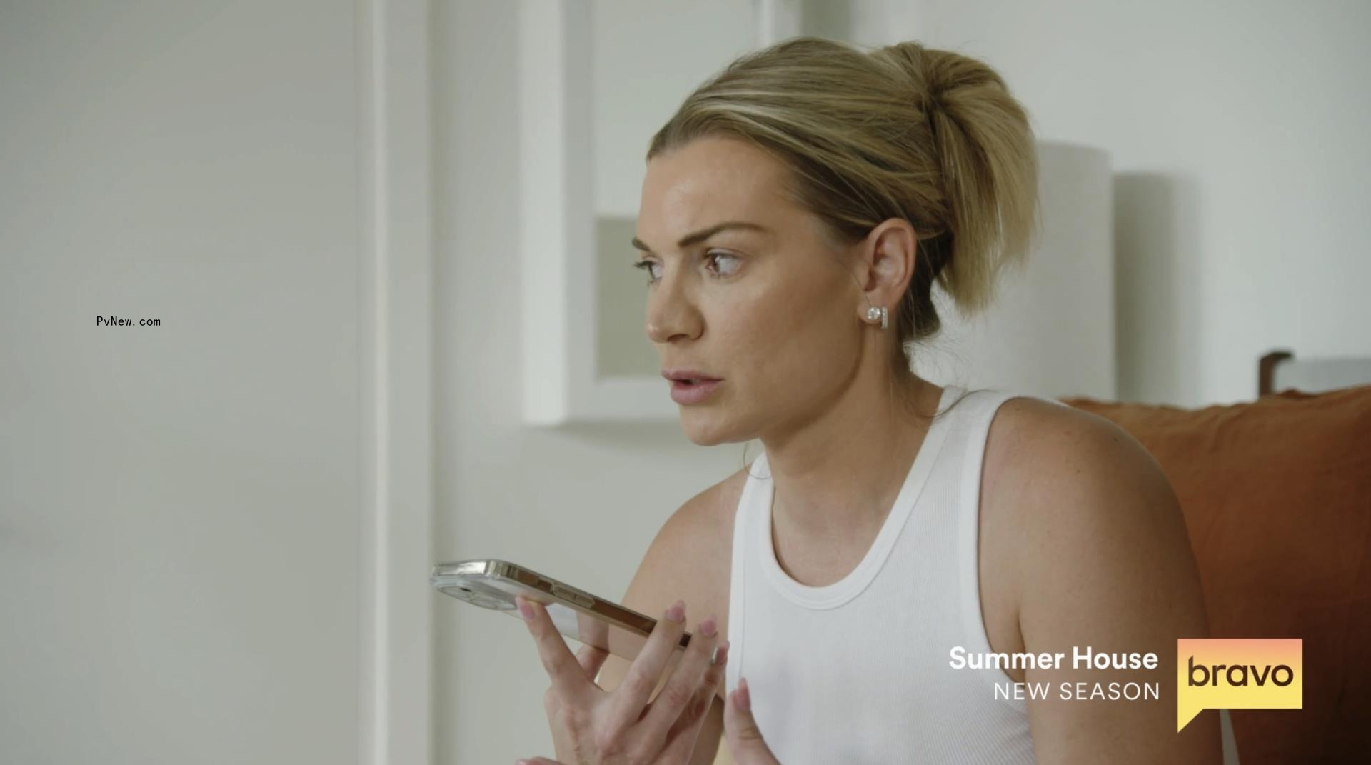 Lindsay Hubbard talking on the phone 