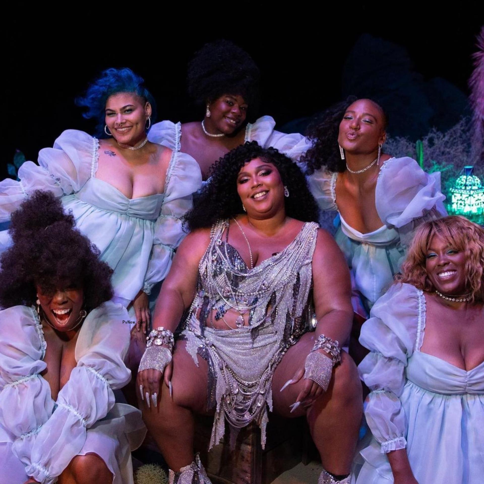Lizzo o<i></i>nstage surrounded by dancers.