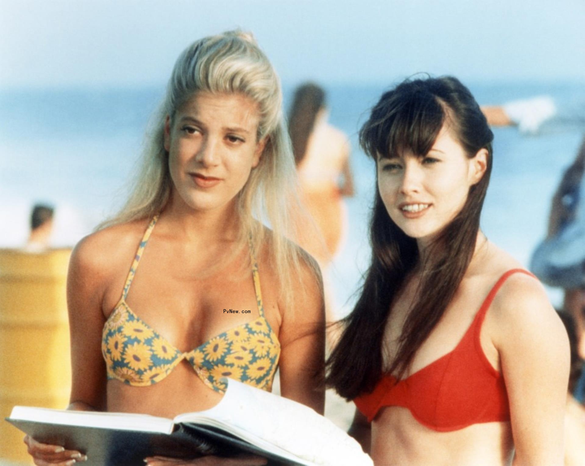 A photo of Tori Spelling and Shannen Doherty.