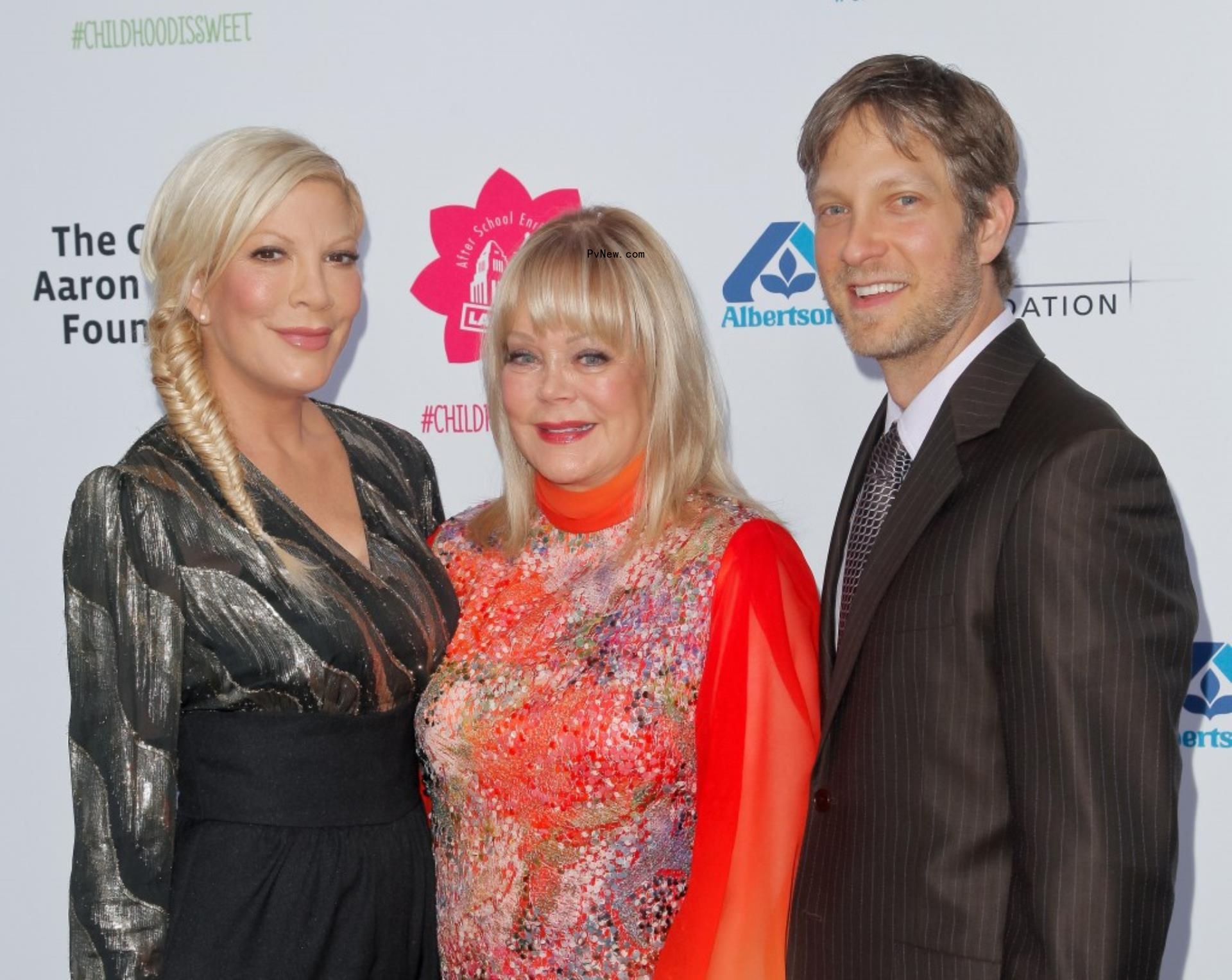 A photo of Candy, Tori and Randy Spelling.