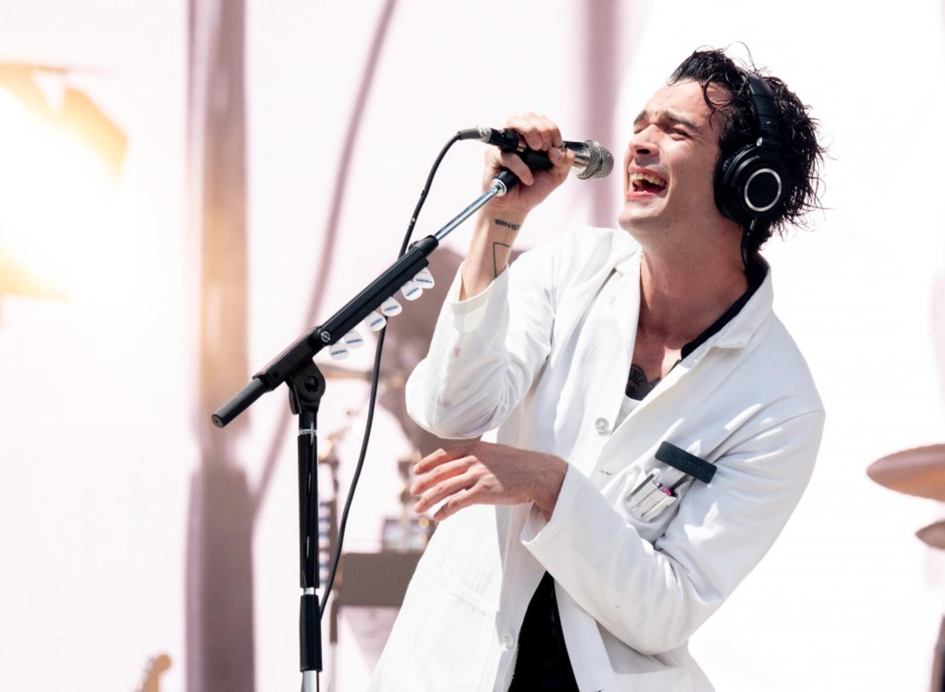 Matty Healy performing