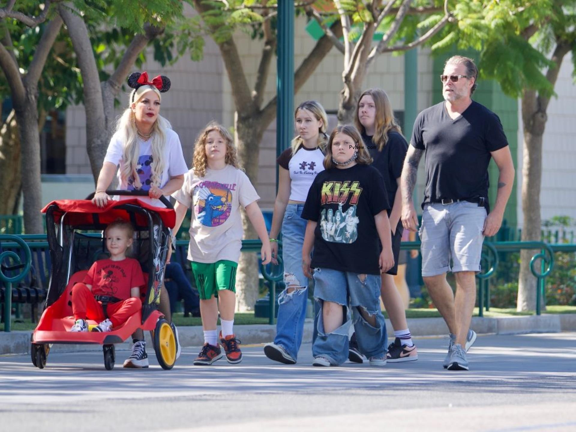 Tori Spelling, Dean McDermott and their kids.
