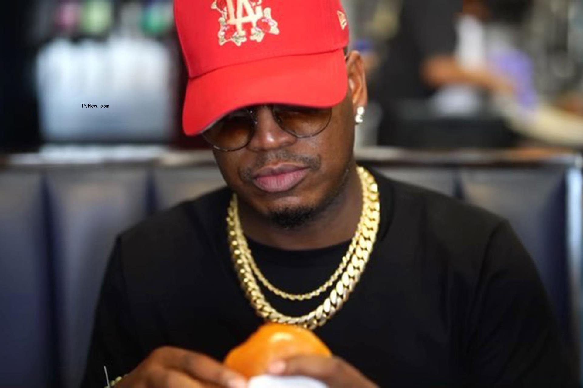 Ne-Yo in a red ba<i></i>seball cap.