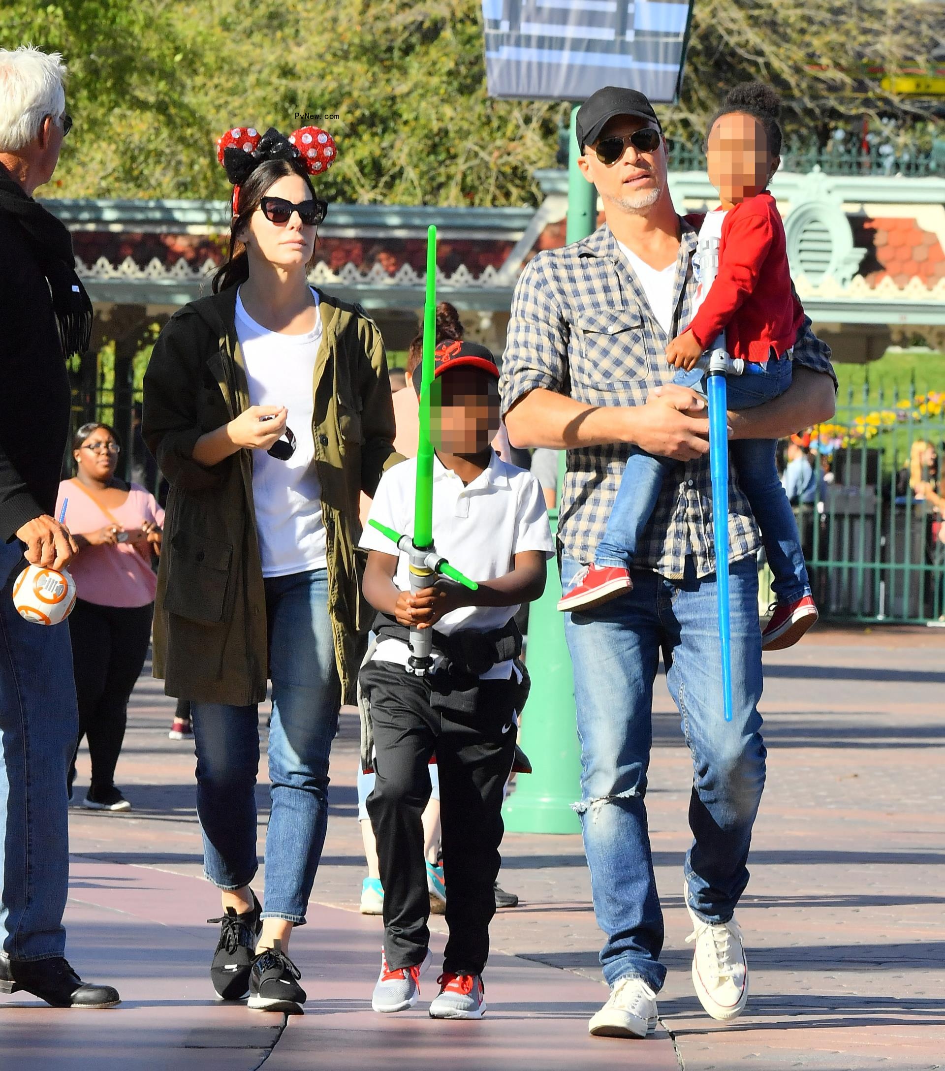 Bryan Randall and Sandra Bullock with her kids