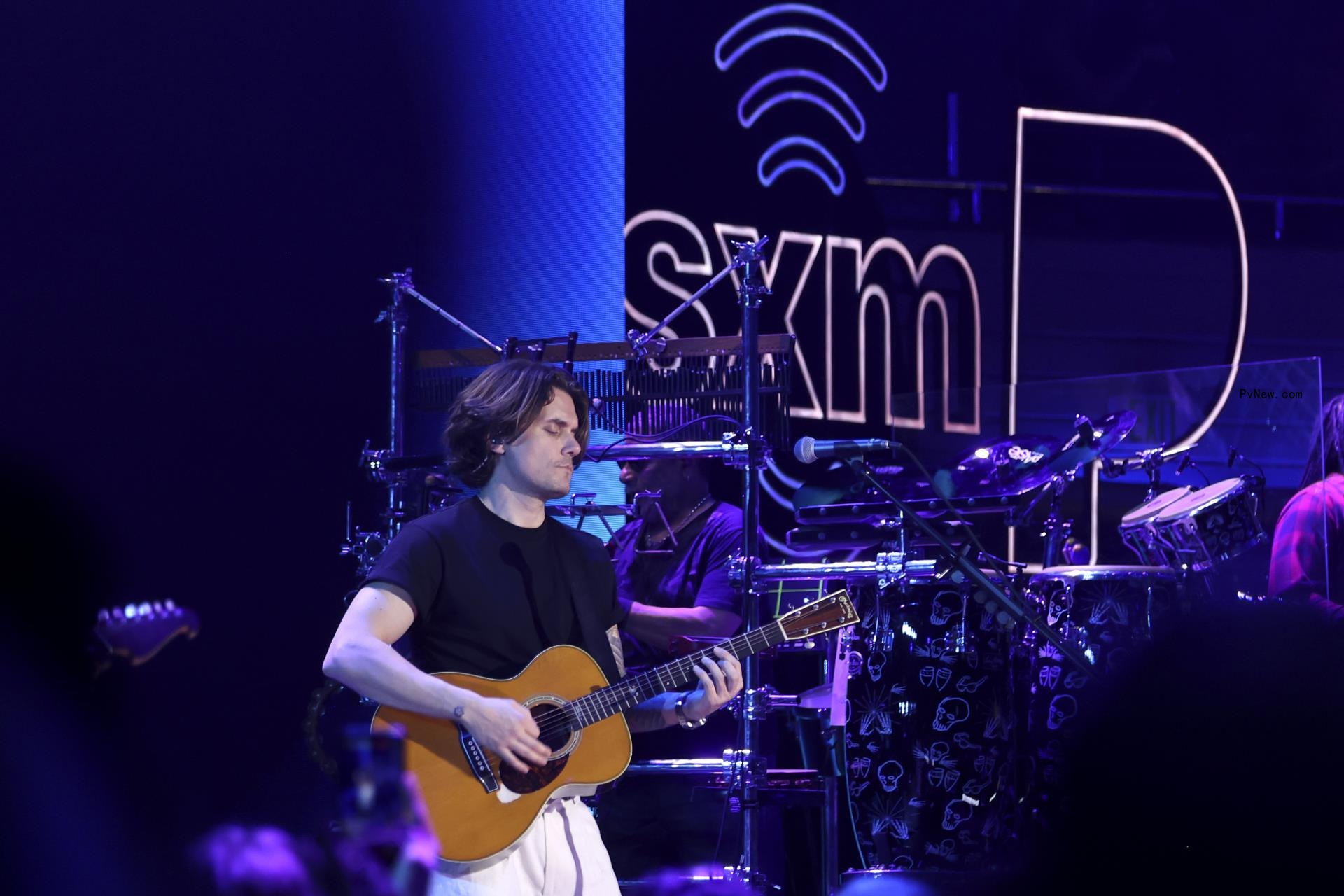 John Mayer Pauses Hollywood Co<i></i>ncert for Unco<i></i>nscious Fan to Get Medical Assistance