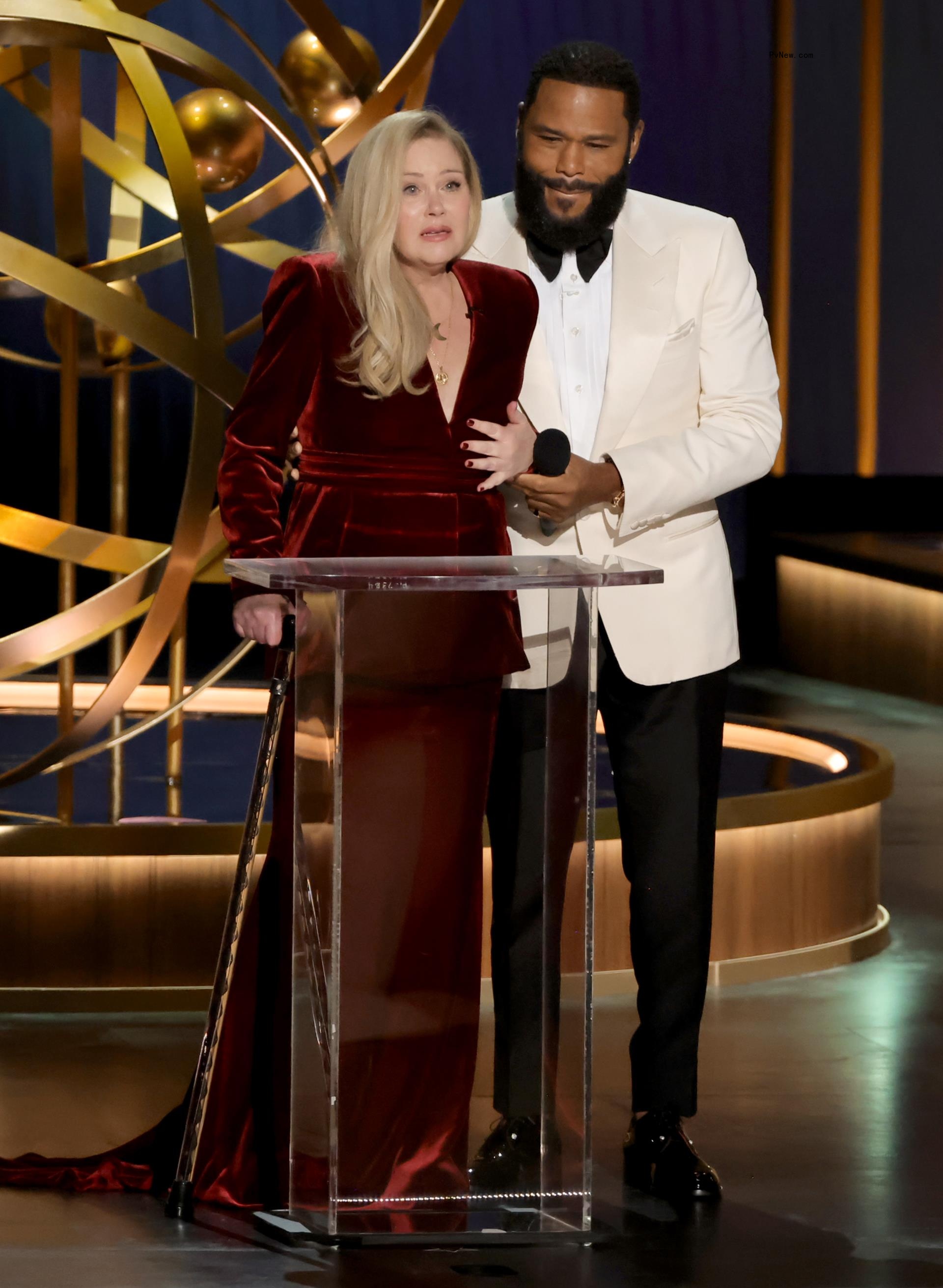 Christina Applegate and Anthony Anderson o<i></i>nstage at the 2024 Emmys.