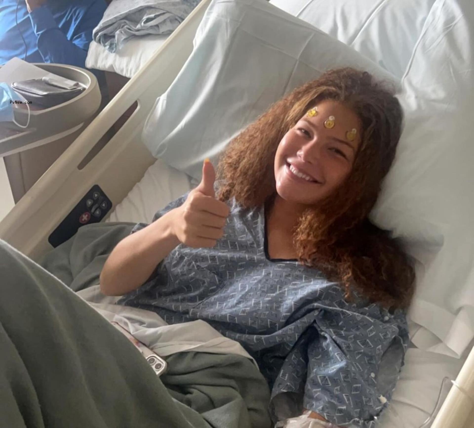 isabella strahan giving a thumbs up in a hospital bed