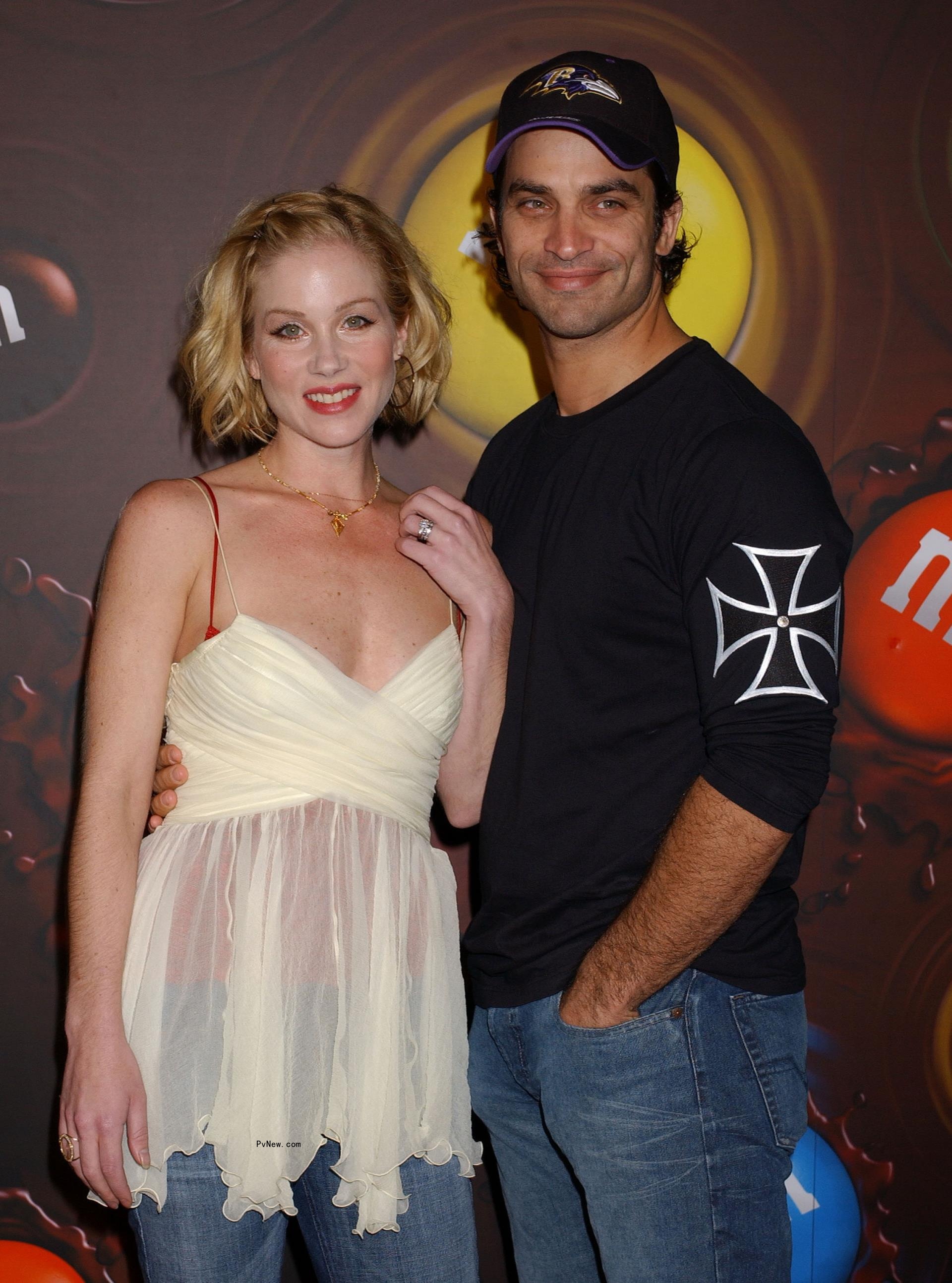 Christina Applegate and Johnathon Schaech posing on a red carpet.